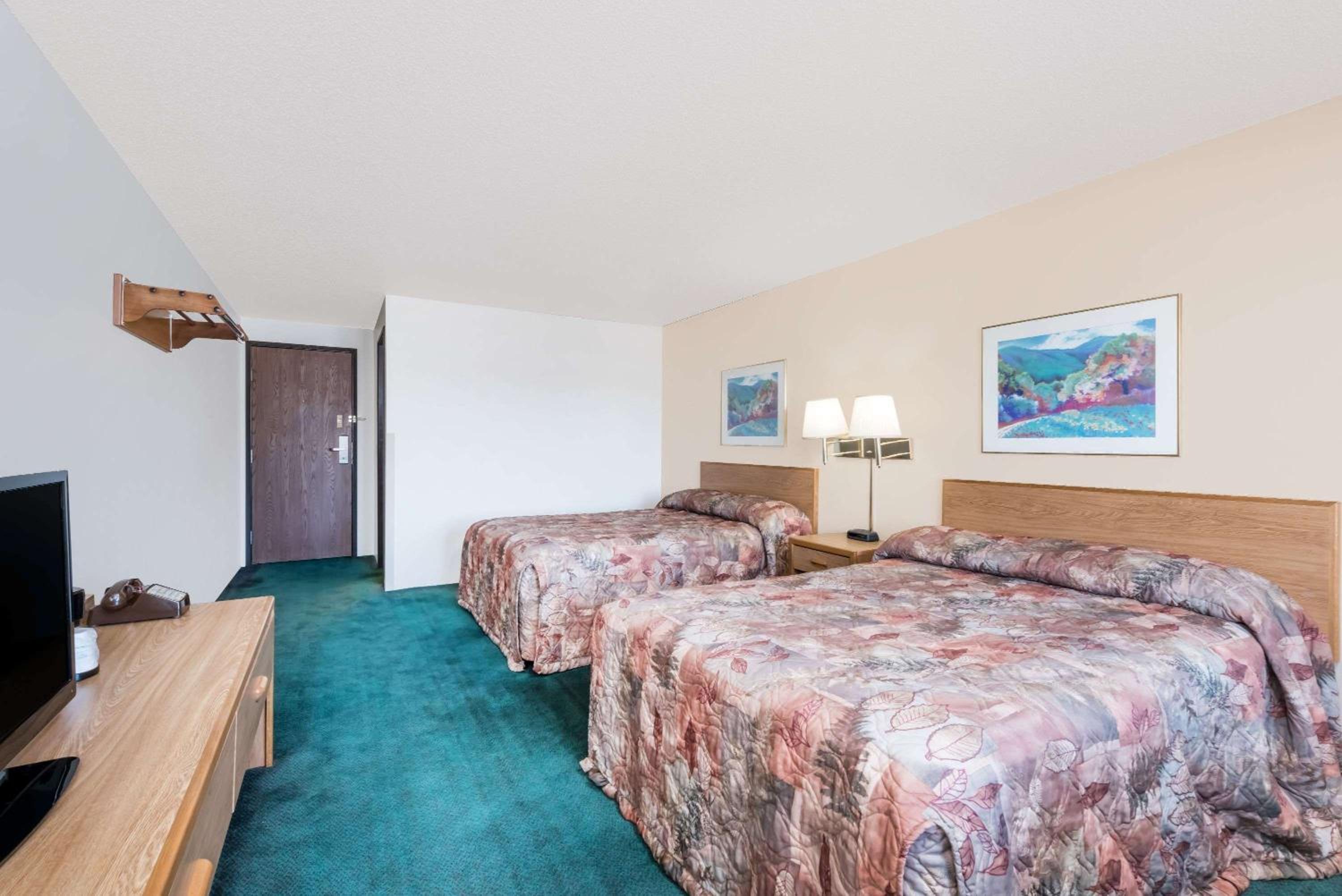 Super 8 by Wyndham Belle Fourche SD view 5