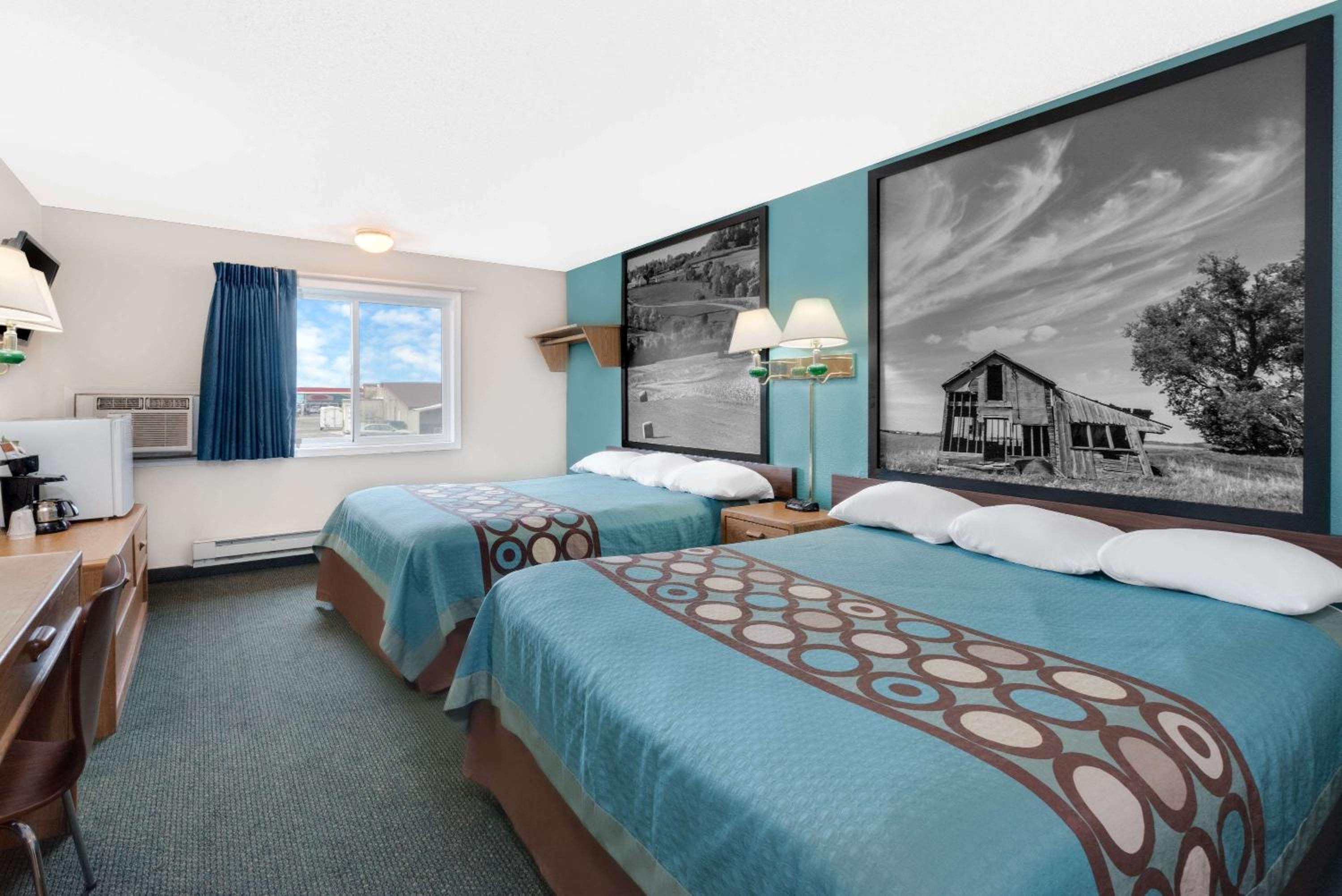 Super 8 by Wyndham Huron view 5