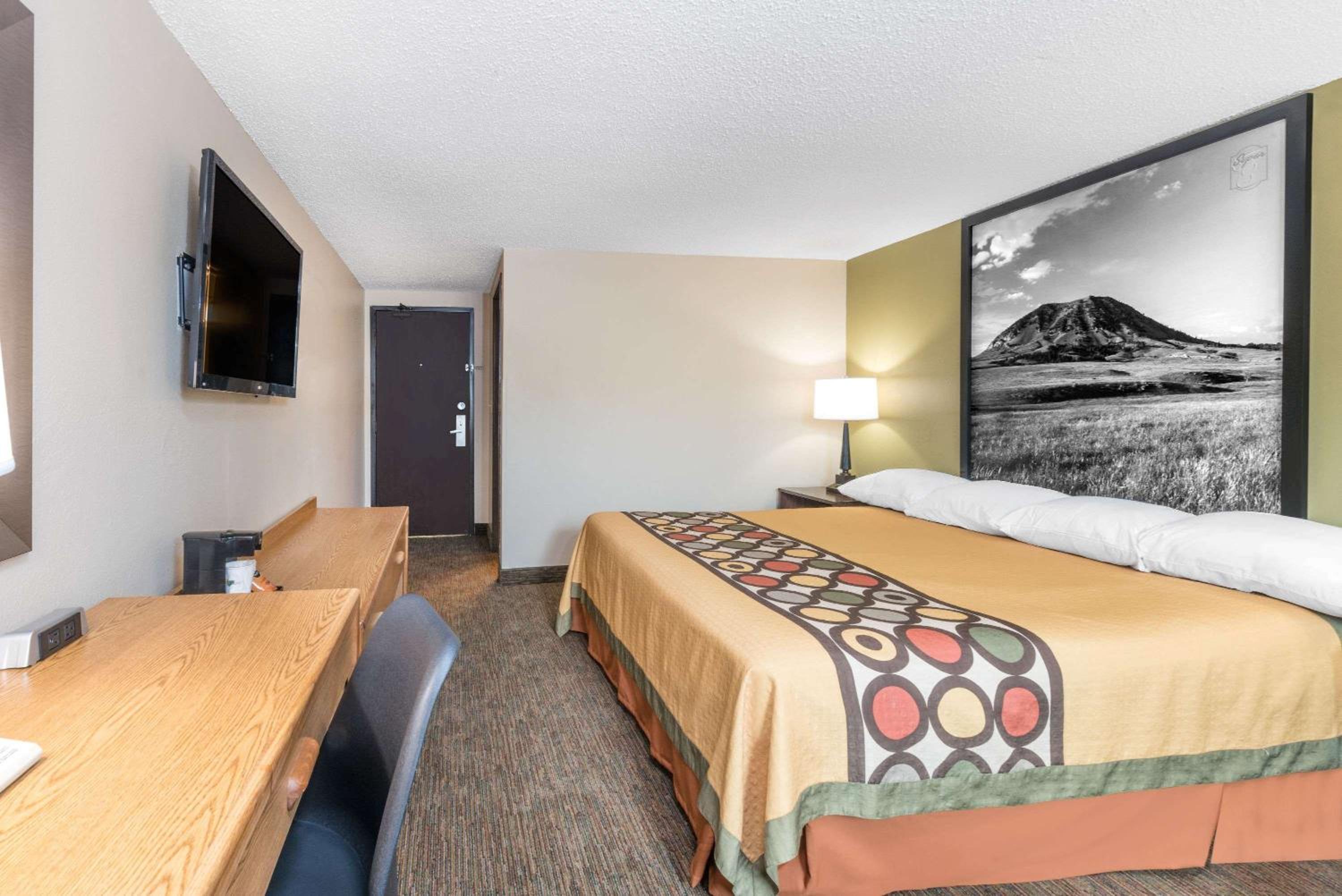 Super 8 by Wyndham Pierre SD view 4