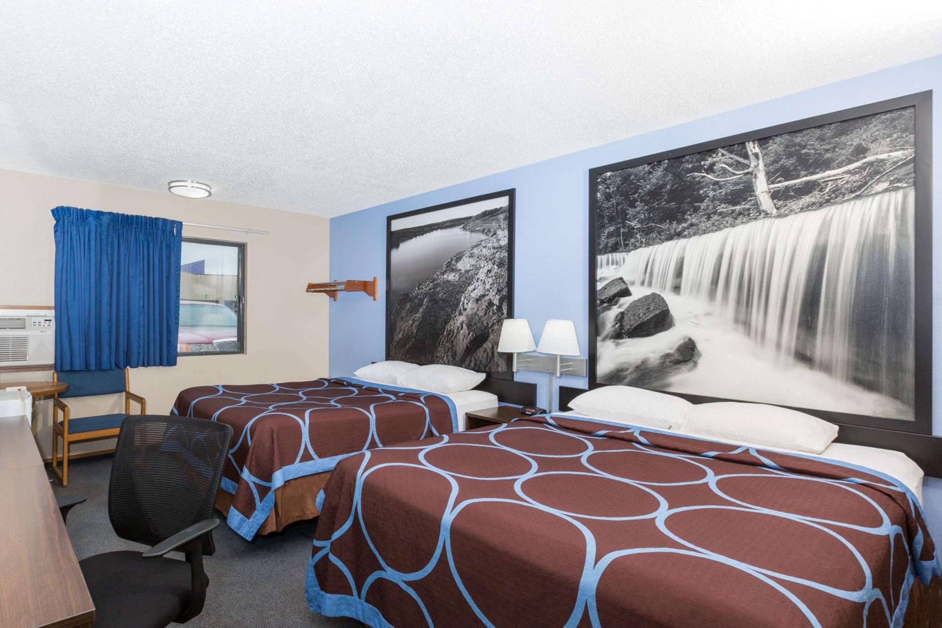 Super 8 by Wyndham Manhattan KS view 5