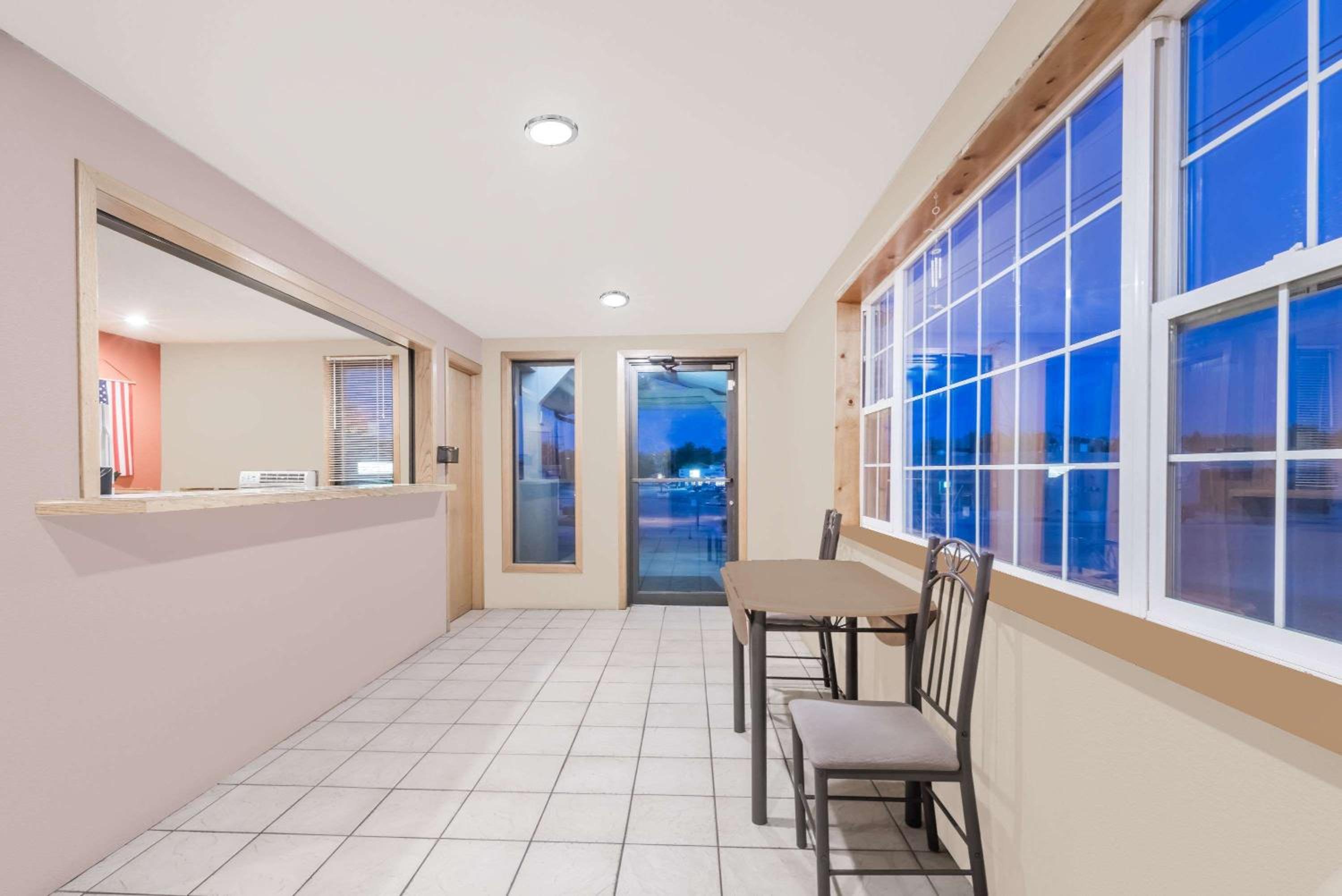 Super 8 by Wyndham Belle Fourche SD view 3