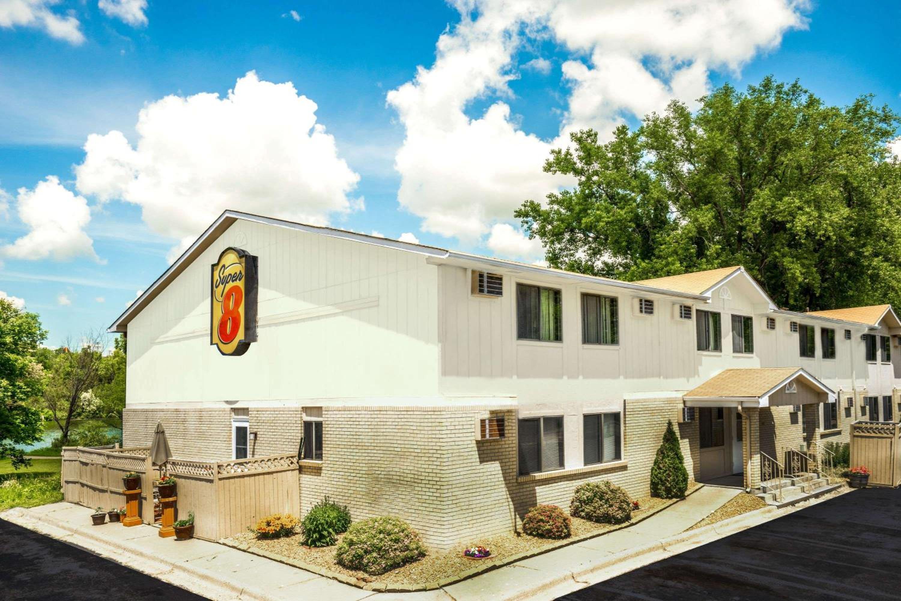 Super 8 by Wyndham Chaska view 4