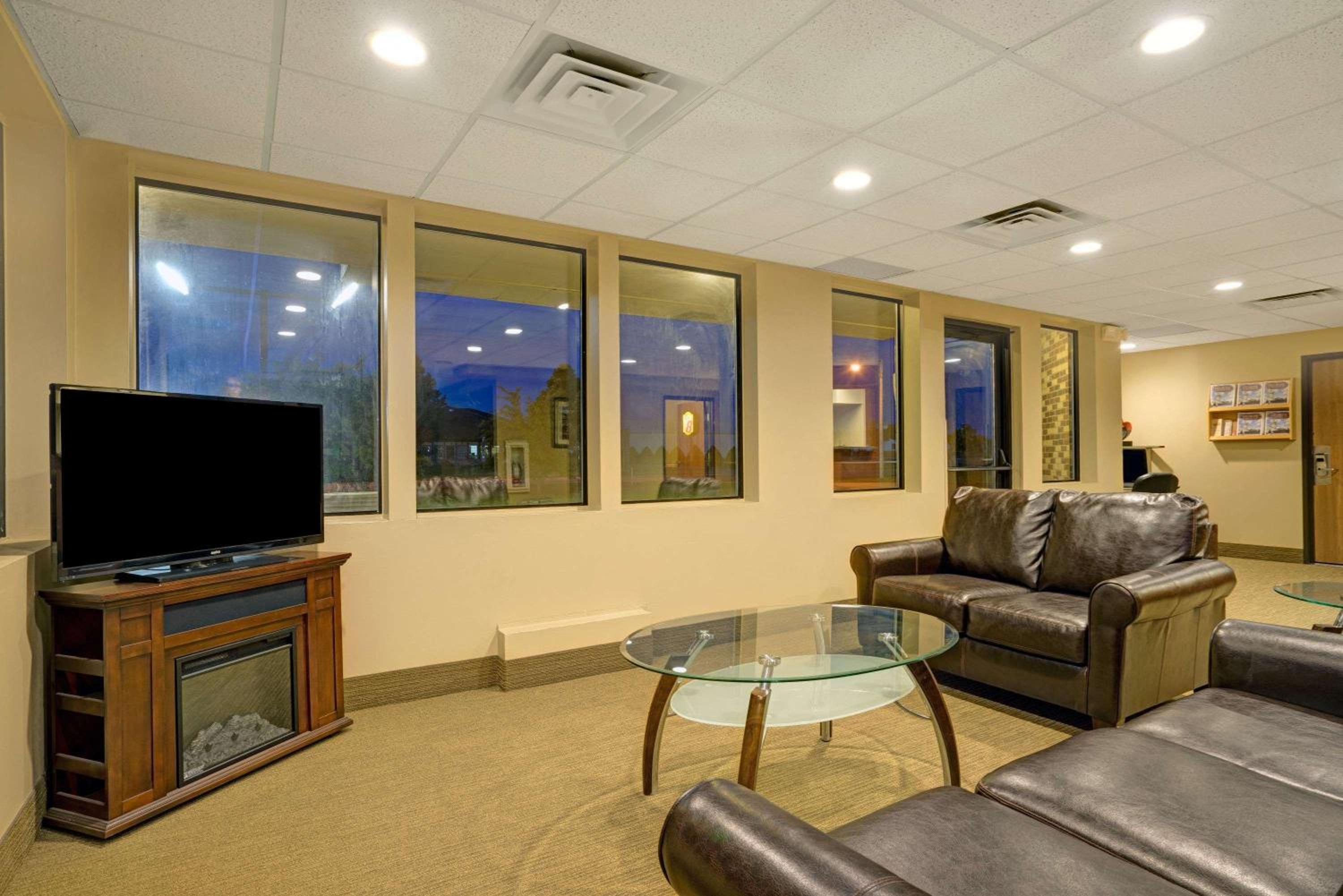 Super 8 by Wyndham Melrose view 4