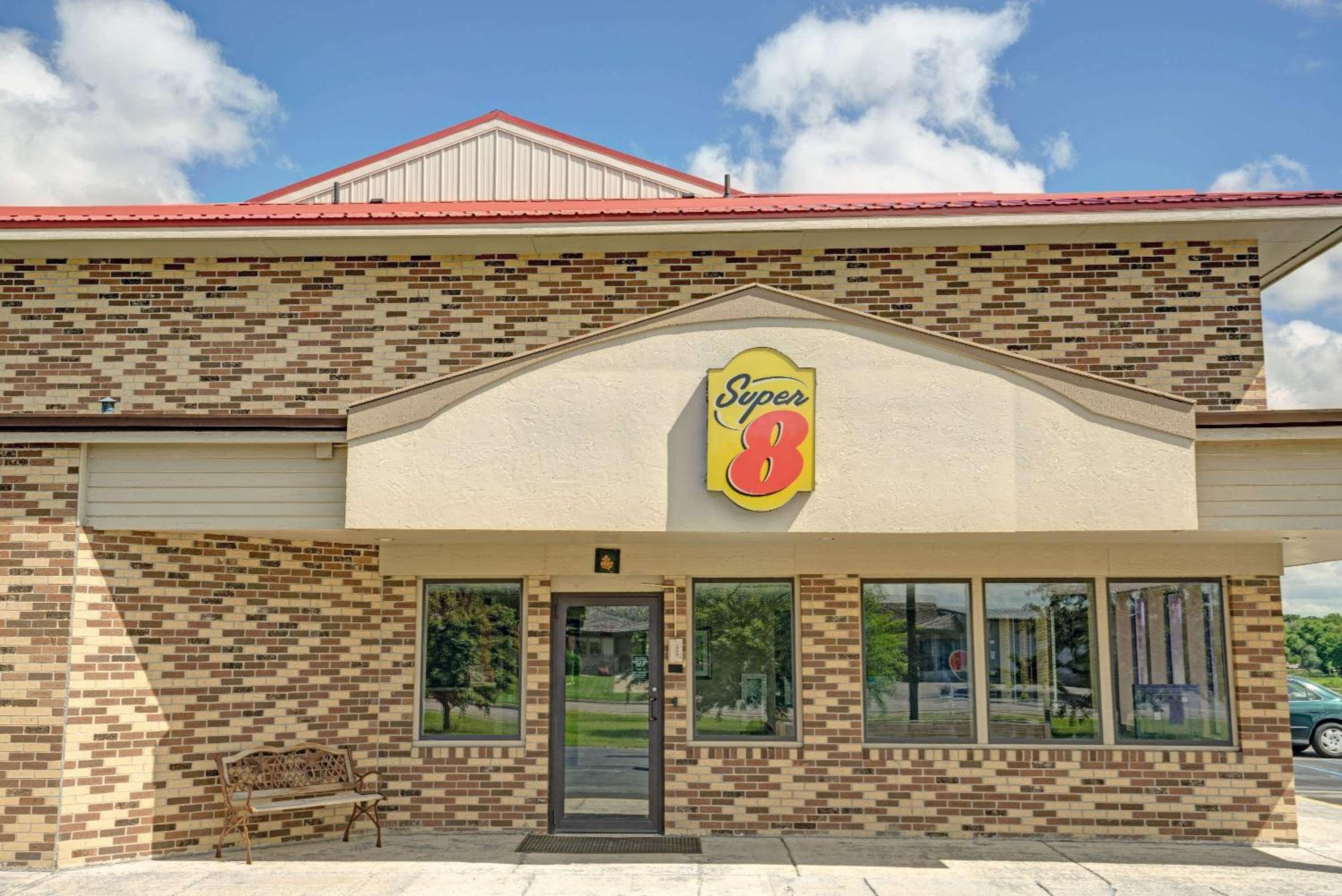 Super 8 by Wyndham Melrose view 2