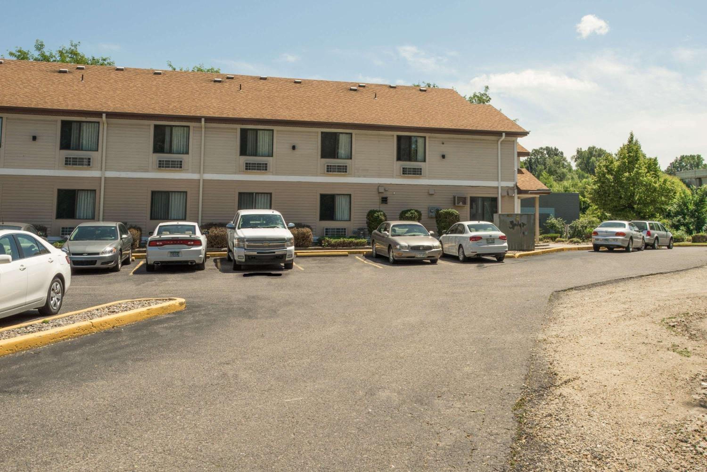 Super 8 by Wyndham Red Wing view 2