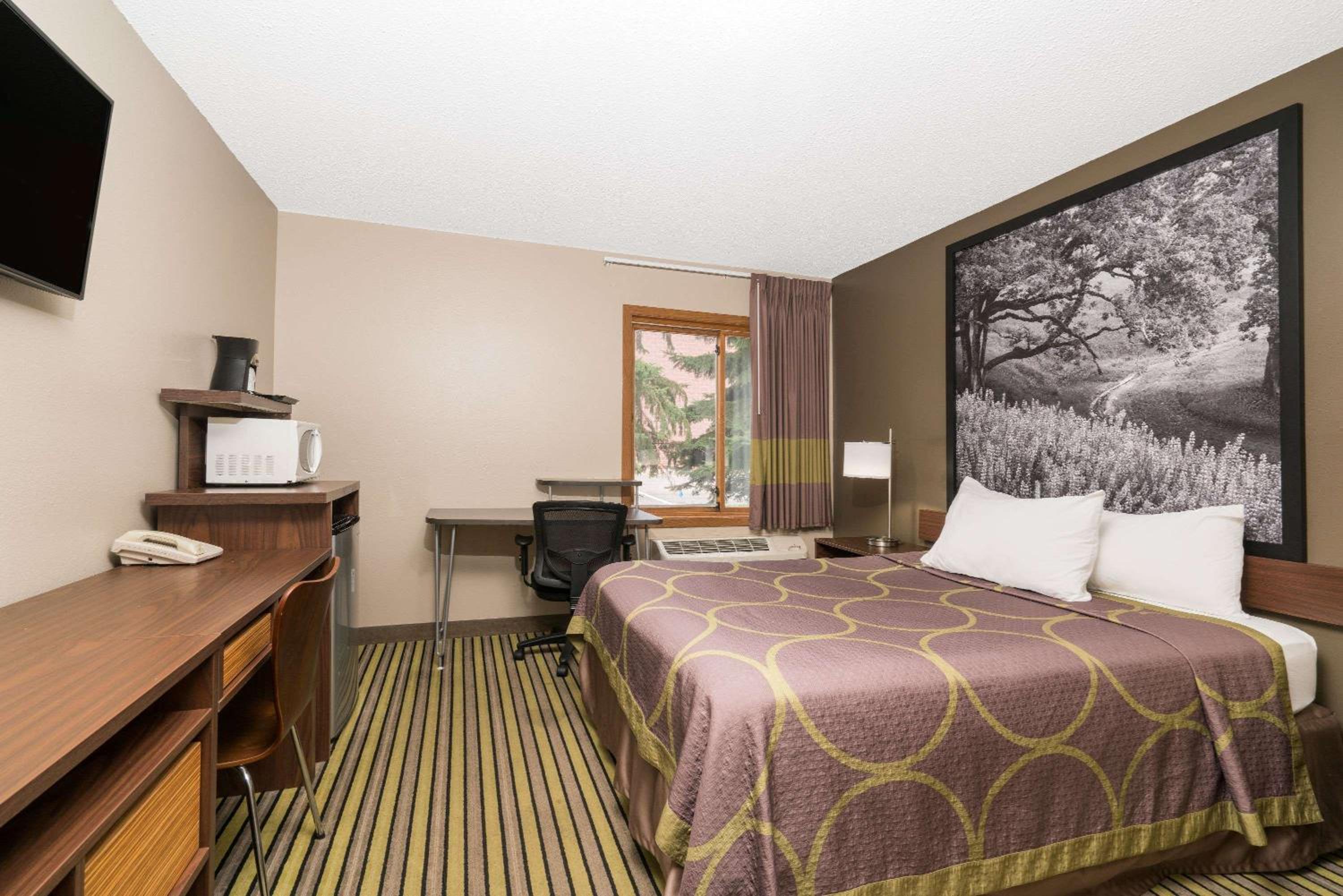 St Cloud Vacations - Super 8 by Wyndham St. Cloud - Property Image 4