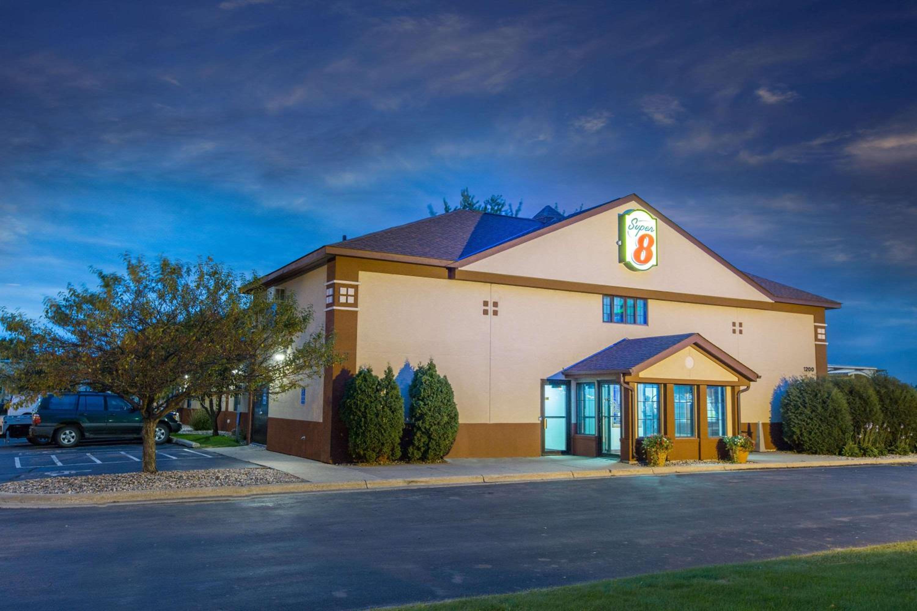 Super 8 by Wyndham Fairmont view 2