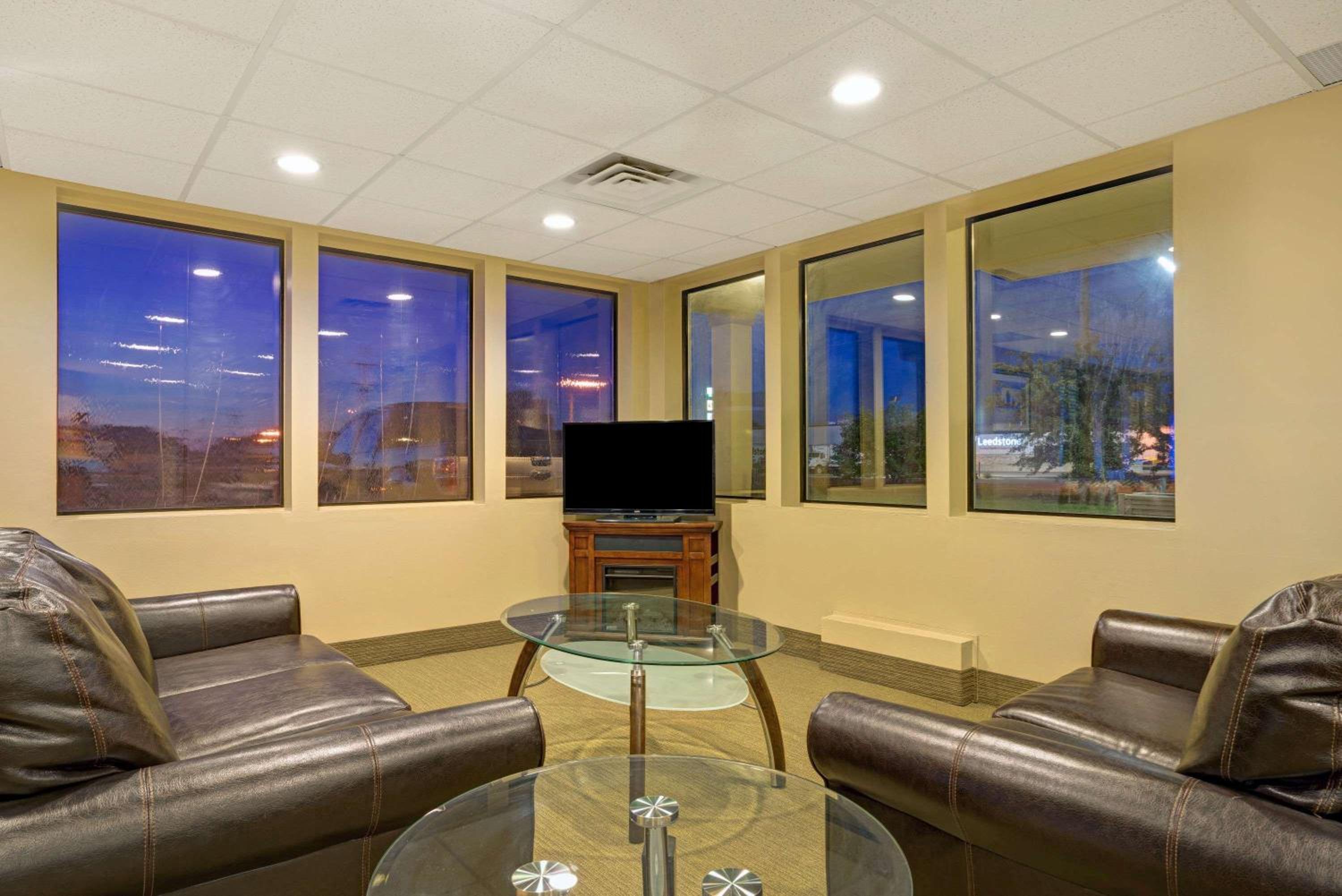 Super 8 by Wyndham Melrose view 5