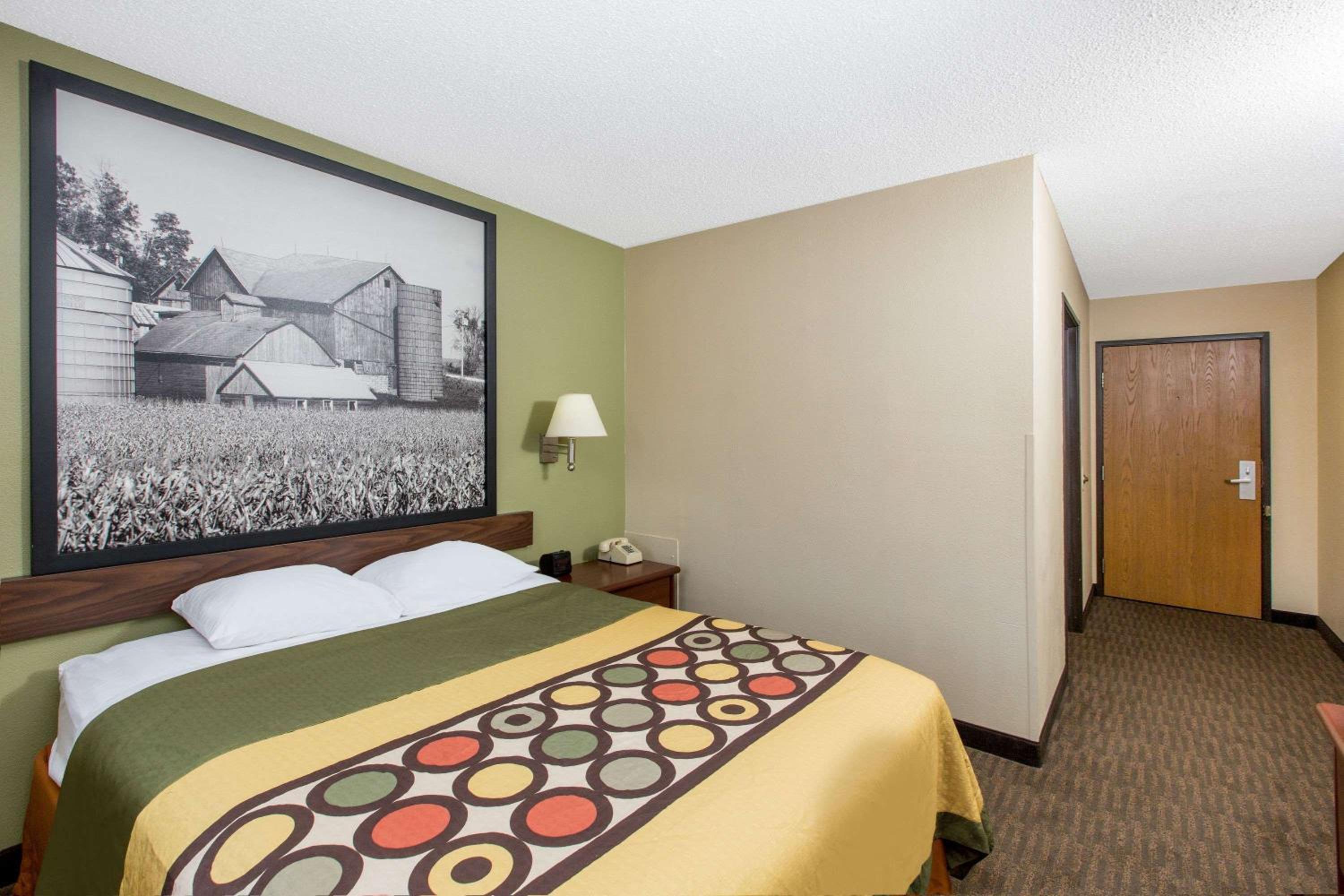 Super 8 by Wyndham Fairmont view 5