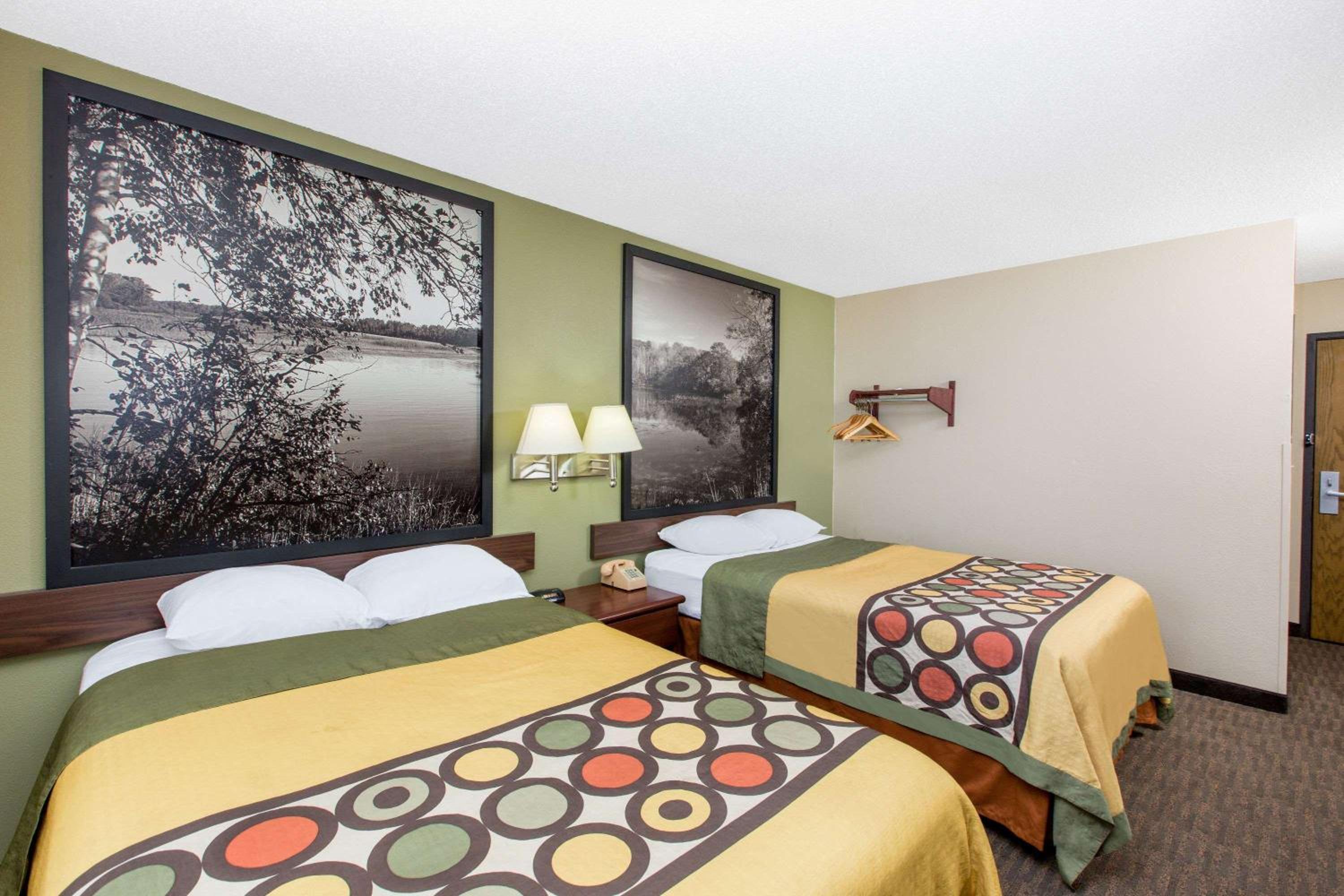 Super 8 by Wyndham Fairmont view 4