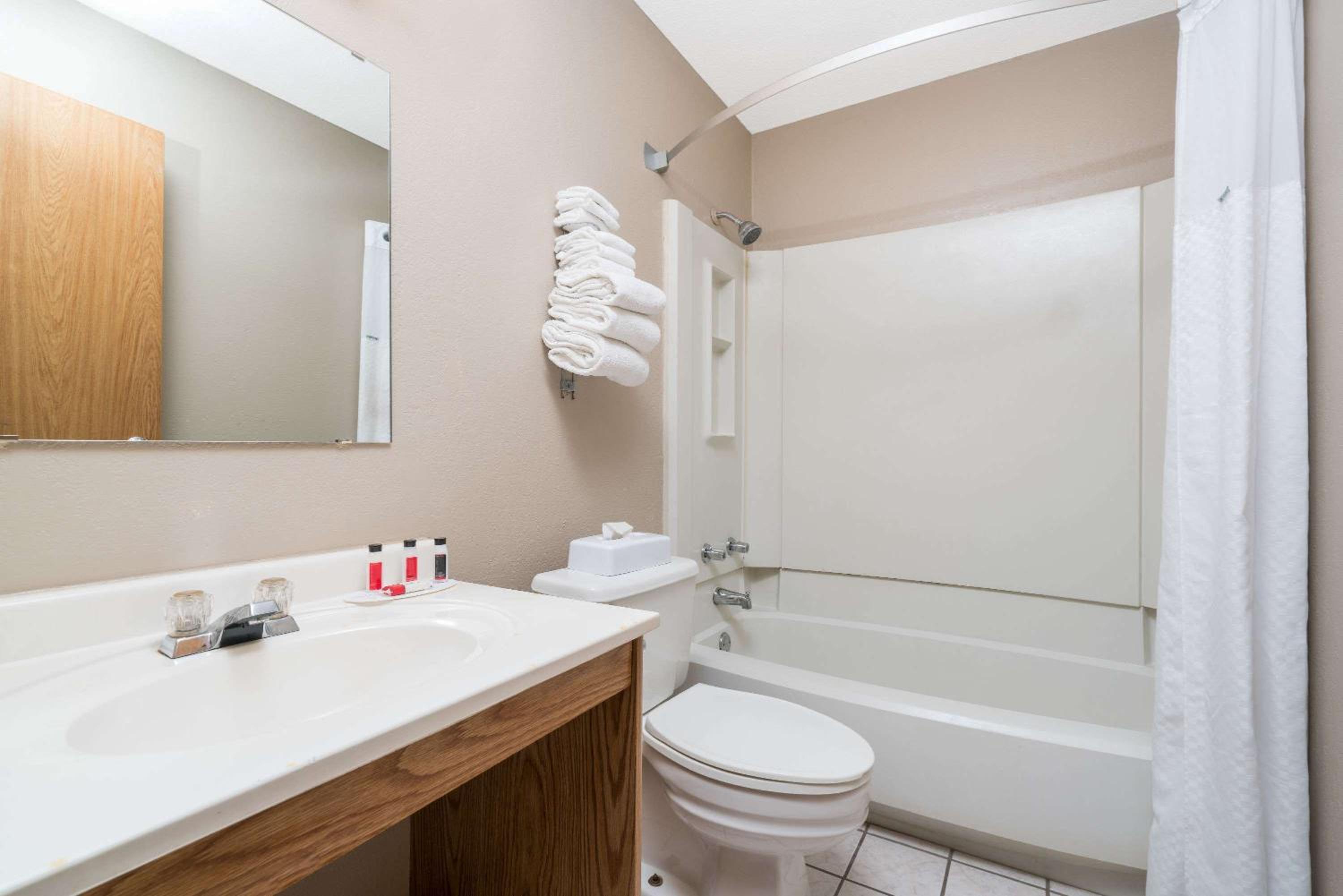 St Cloud Vacations - Super 8 by Wyndham St. Cloud - Property Image 5