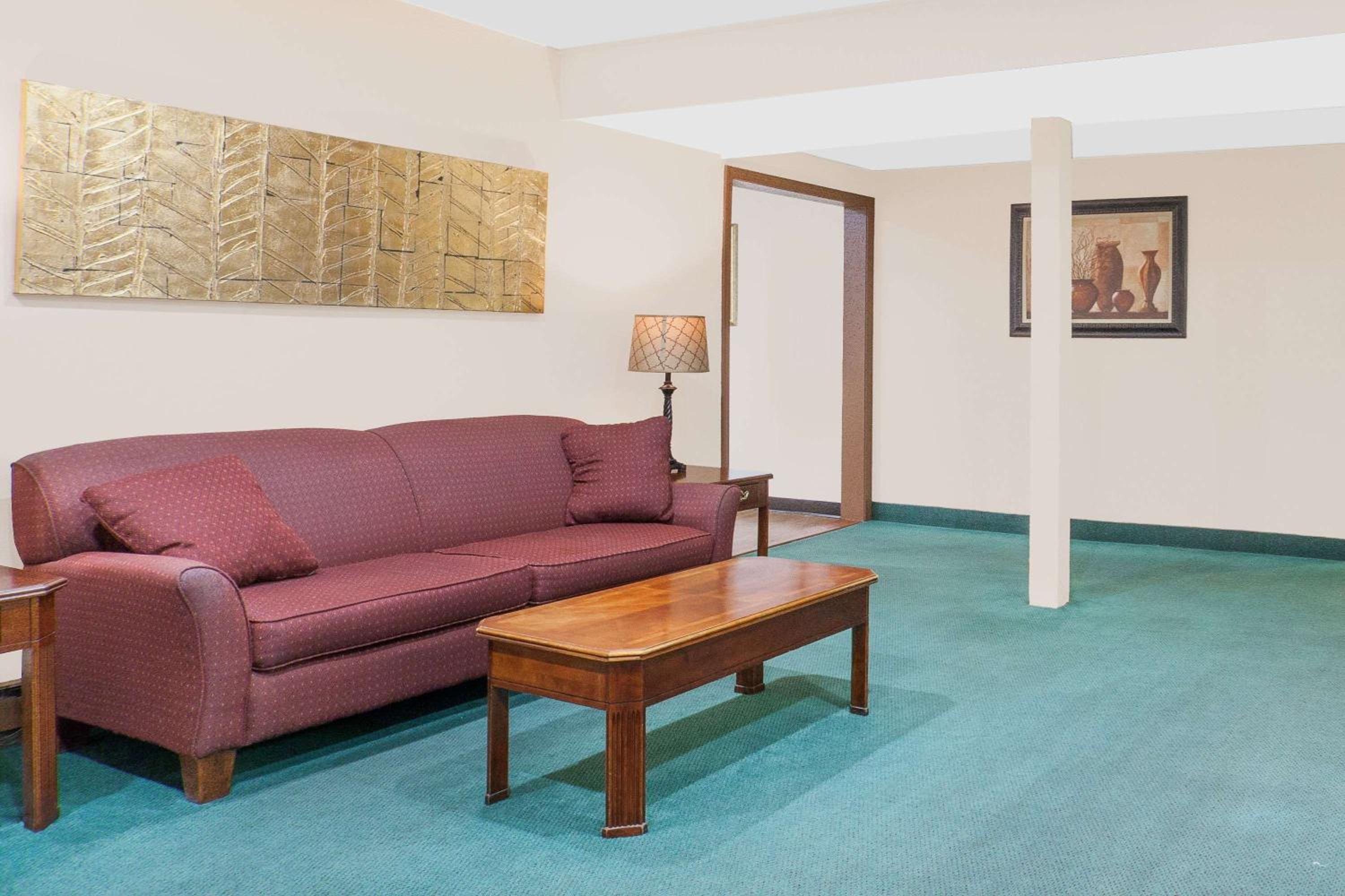 Super 8 by Wyndham Middletown view 5