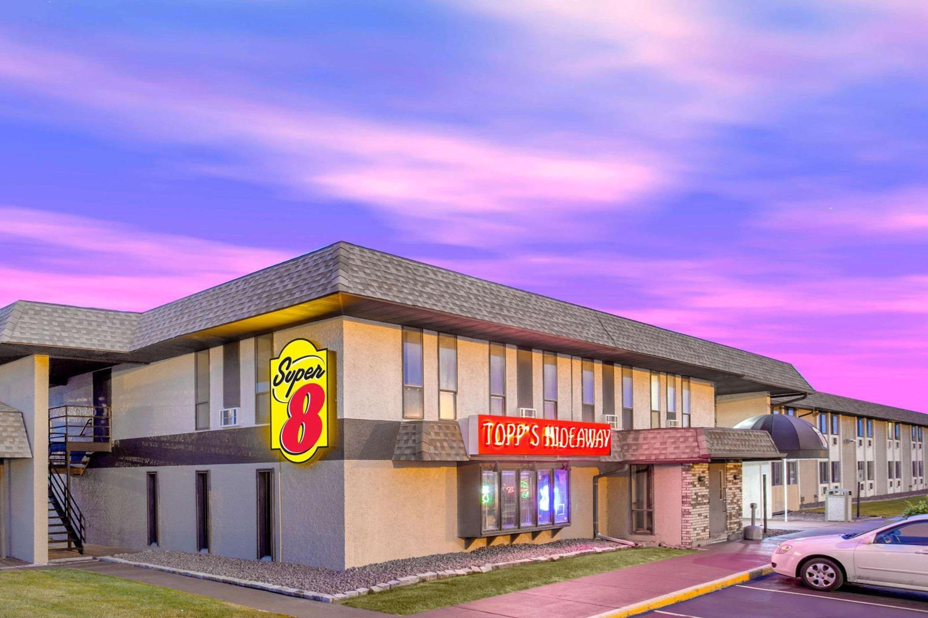 Hotel Super 8 by Wyndham Windsor/Madison North - Image 1