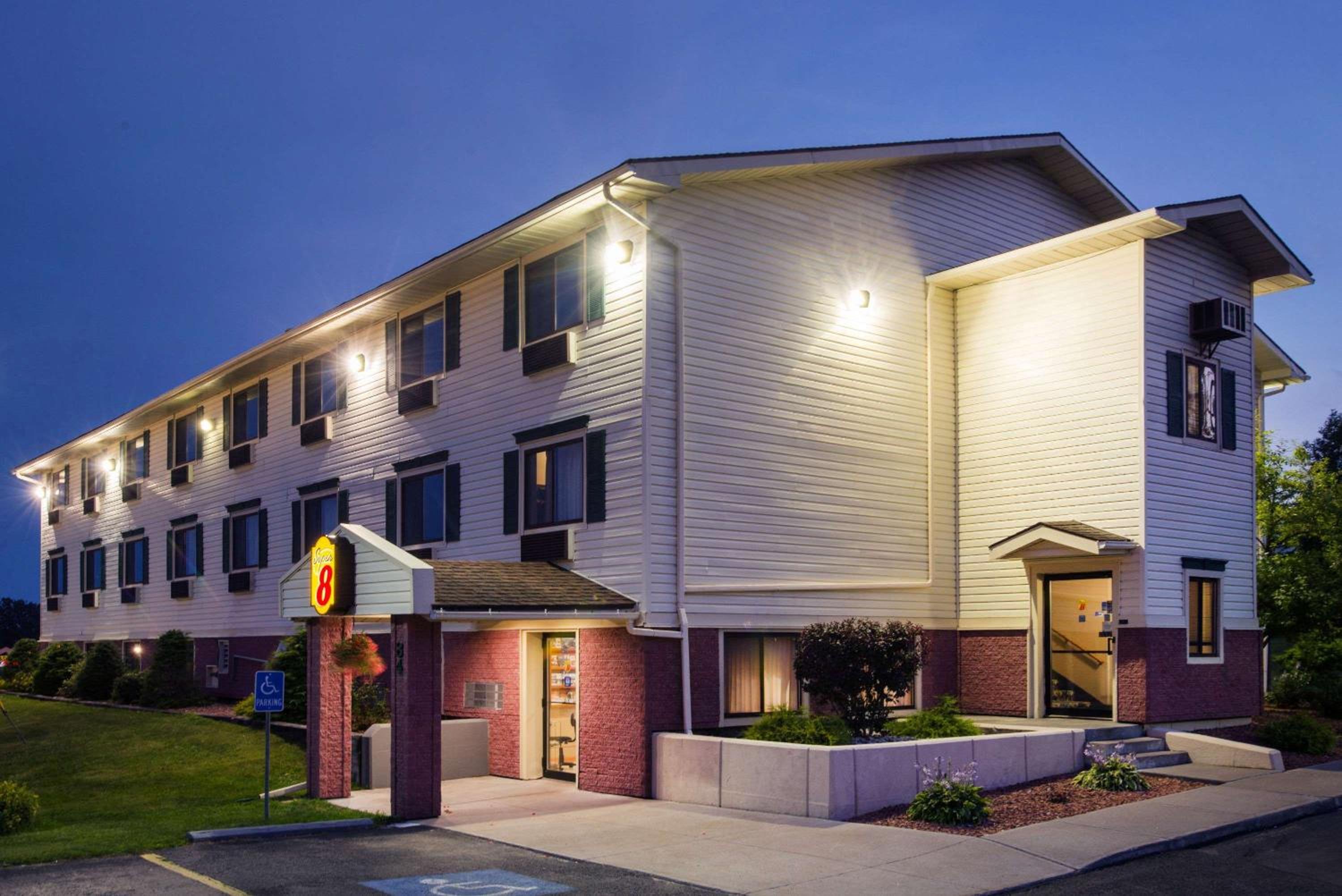 Super 8 by Wyndham Massena NY view 2