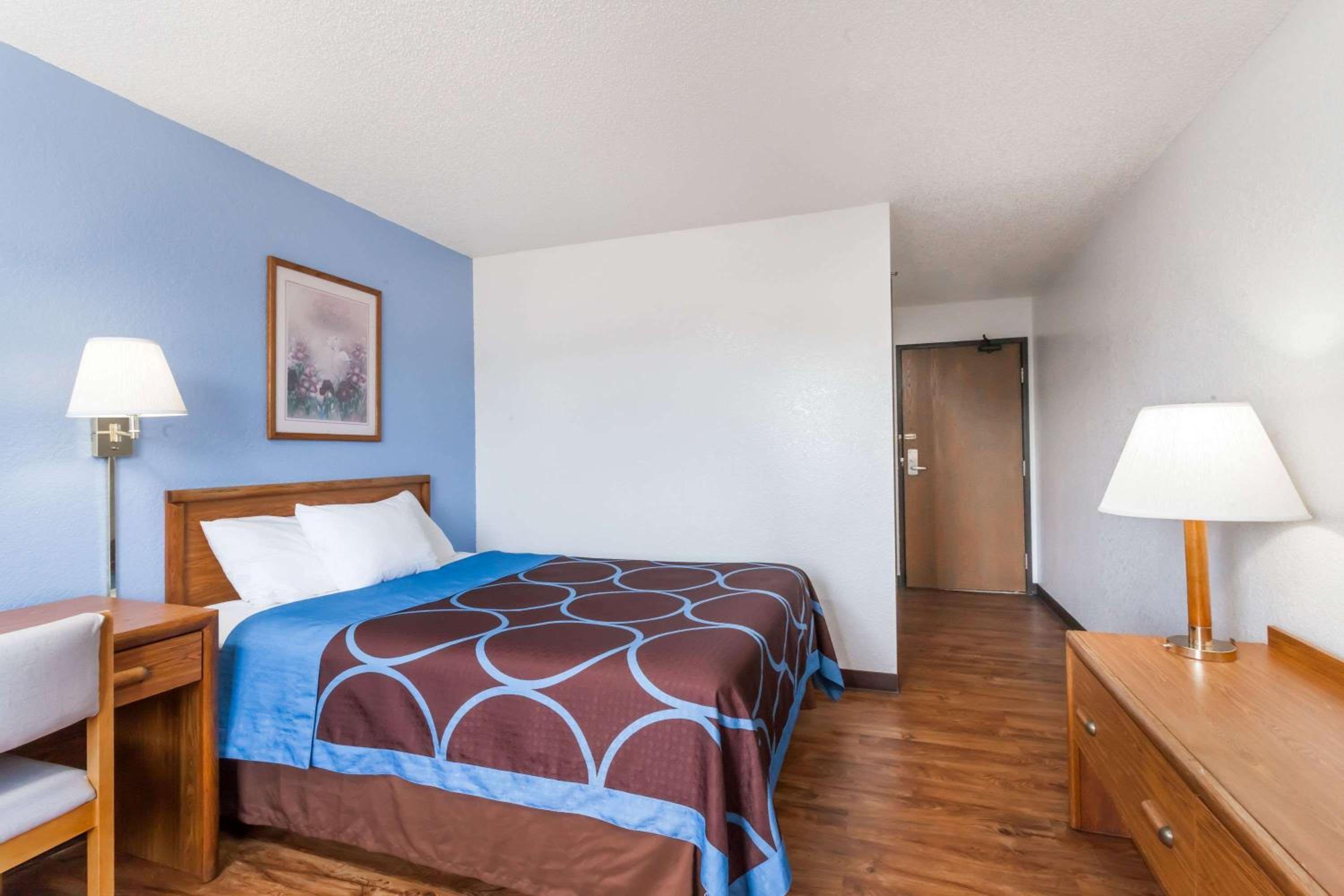 Super 8 by Wyndham Norwich view 3