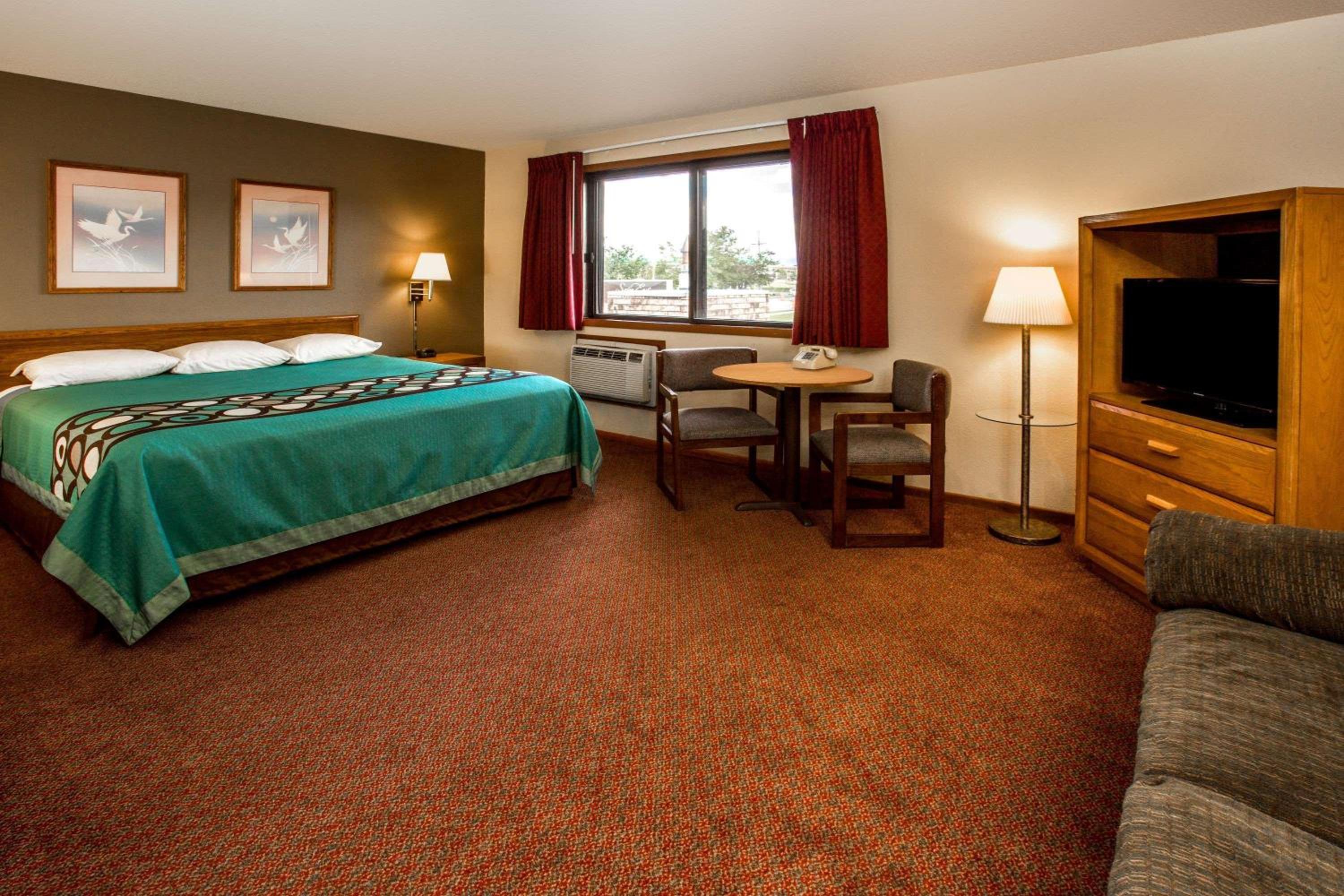 Super 8 by Wyndham Hartford WI view 5
