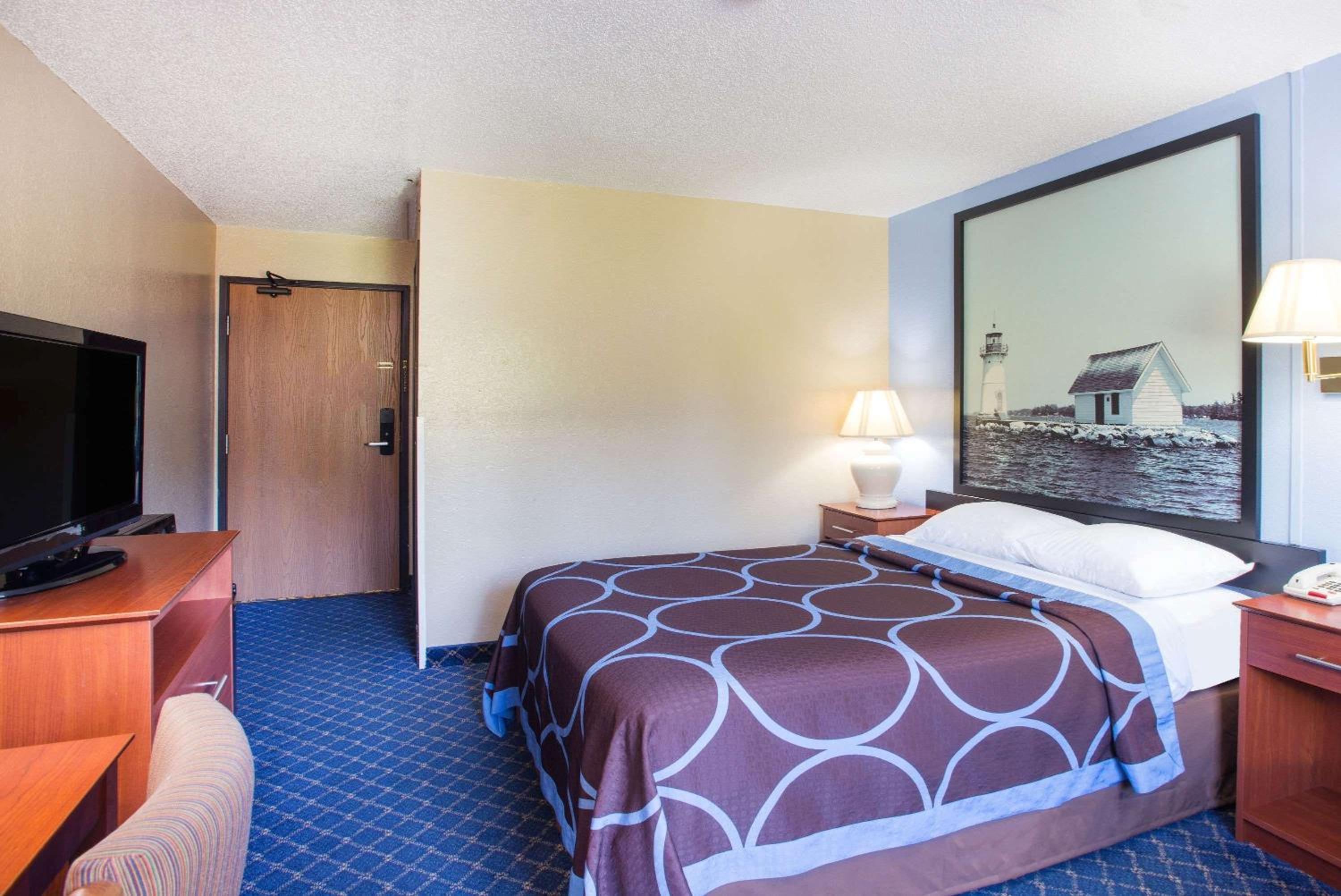 Super 8 by Wyndham Massena NY view 5