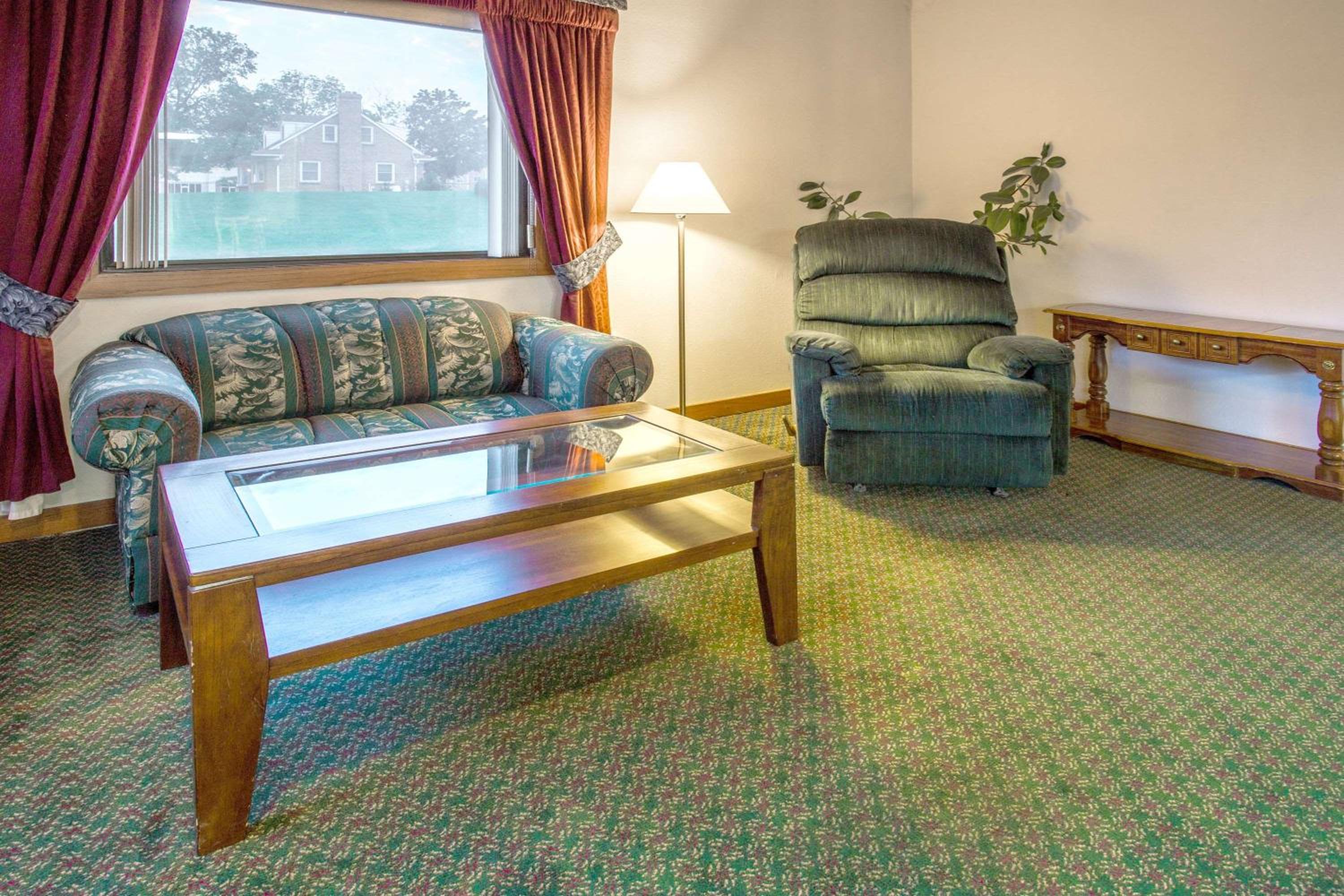 Super 8 by Wyndham Hartford WI view 3