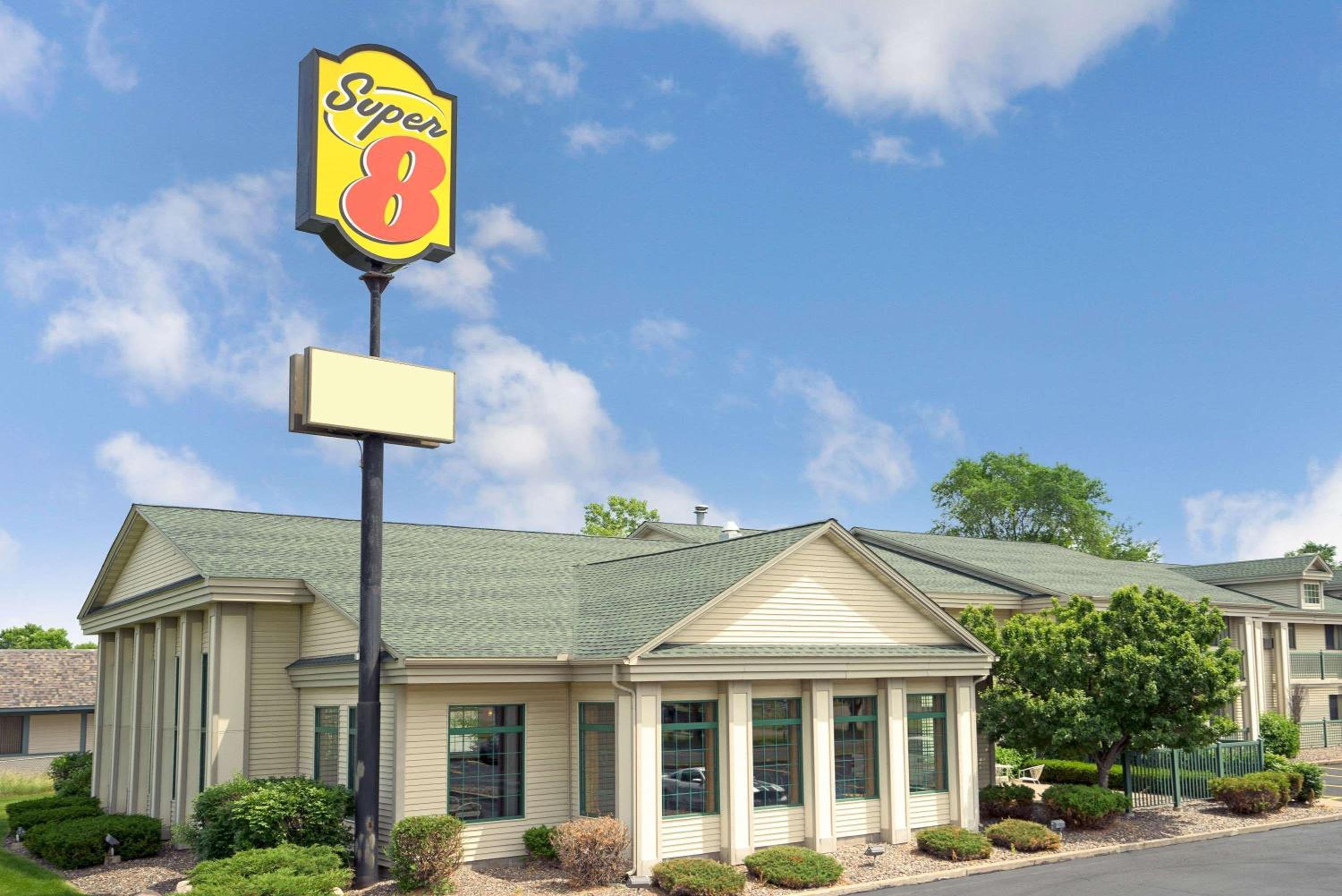 Minneapolis / St Paul Vacations - Super 8 by Wyndham Hudson - Property Image 1