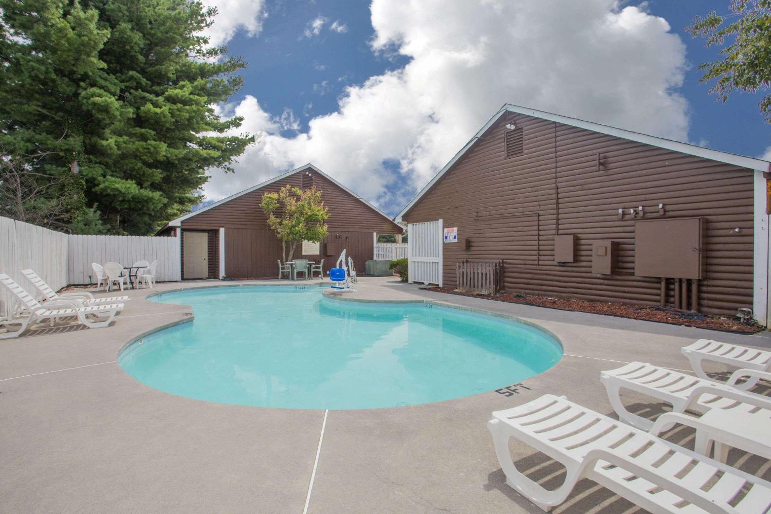 Super 8 by Wyndham Christiansburg view 3