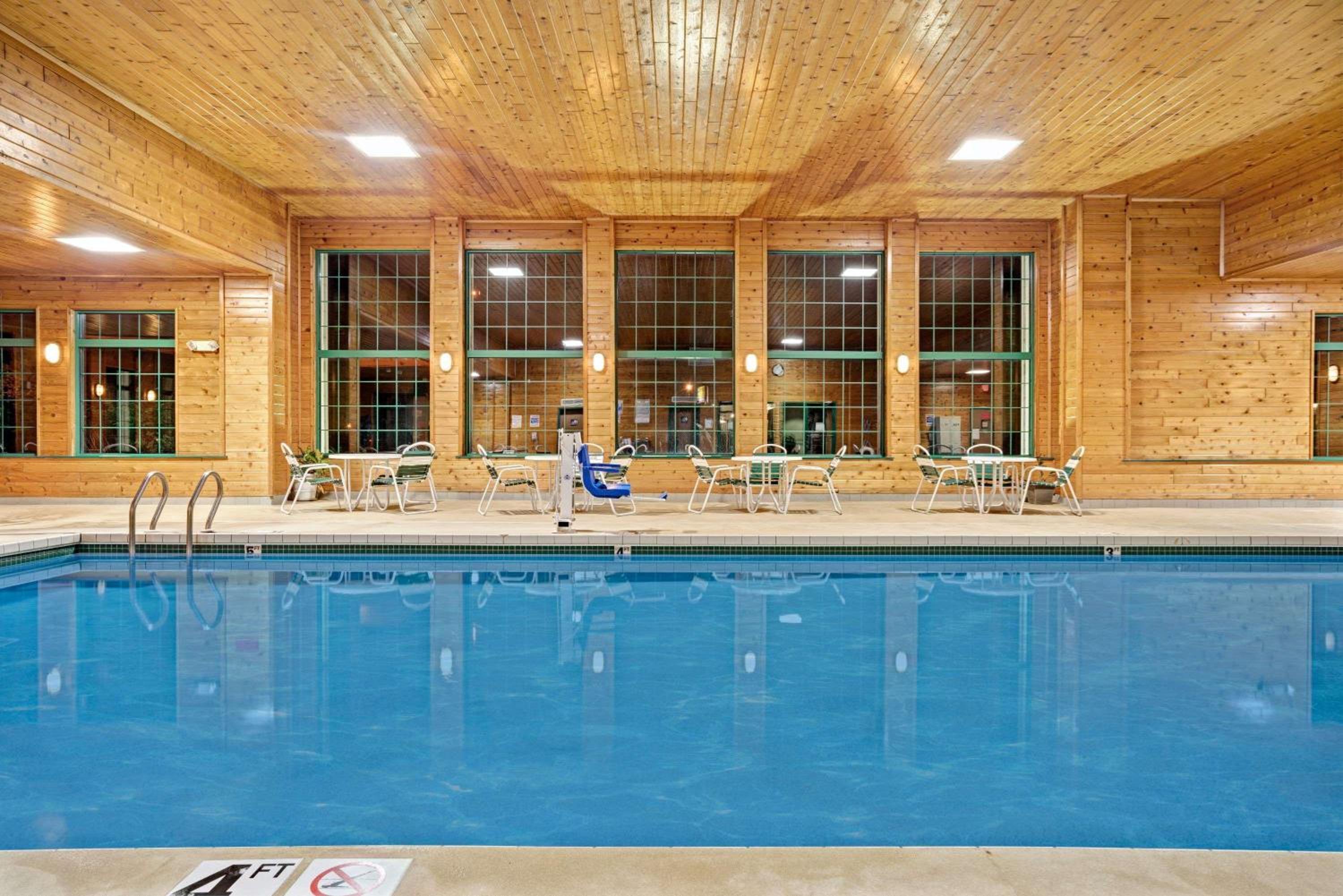 Super 8 by Wyndham Hudson view 3