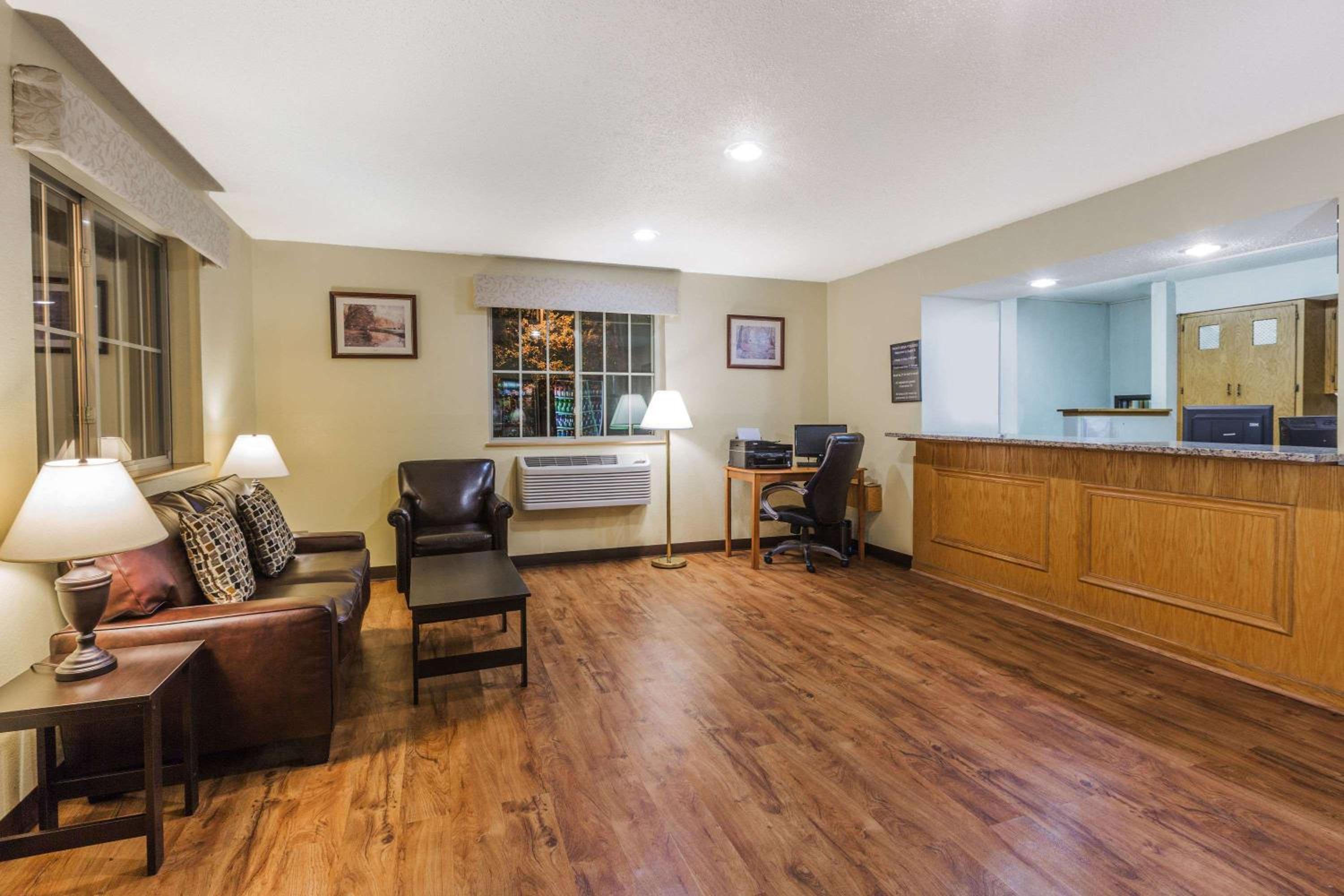 Super 8 by Wyndham East Stroudsburg - Poconos
