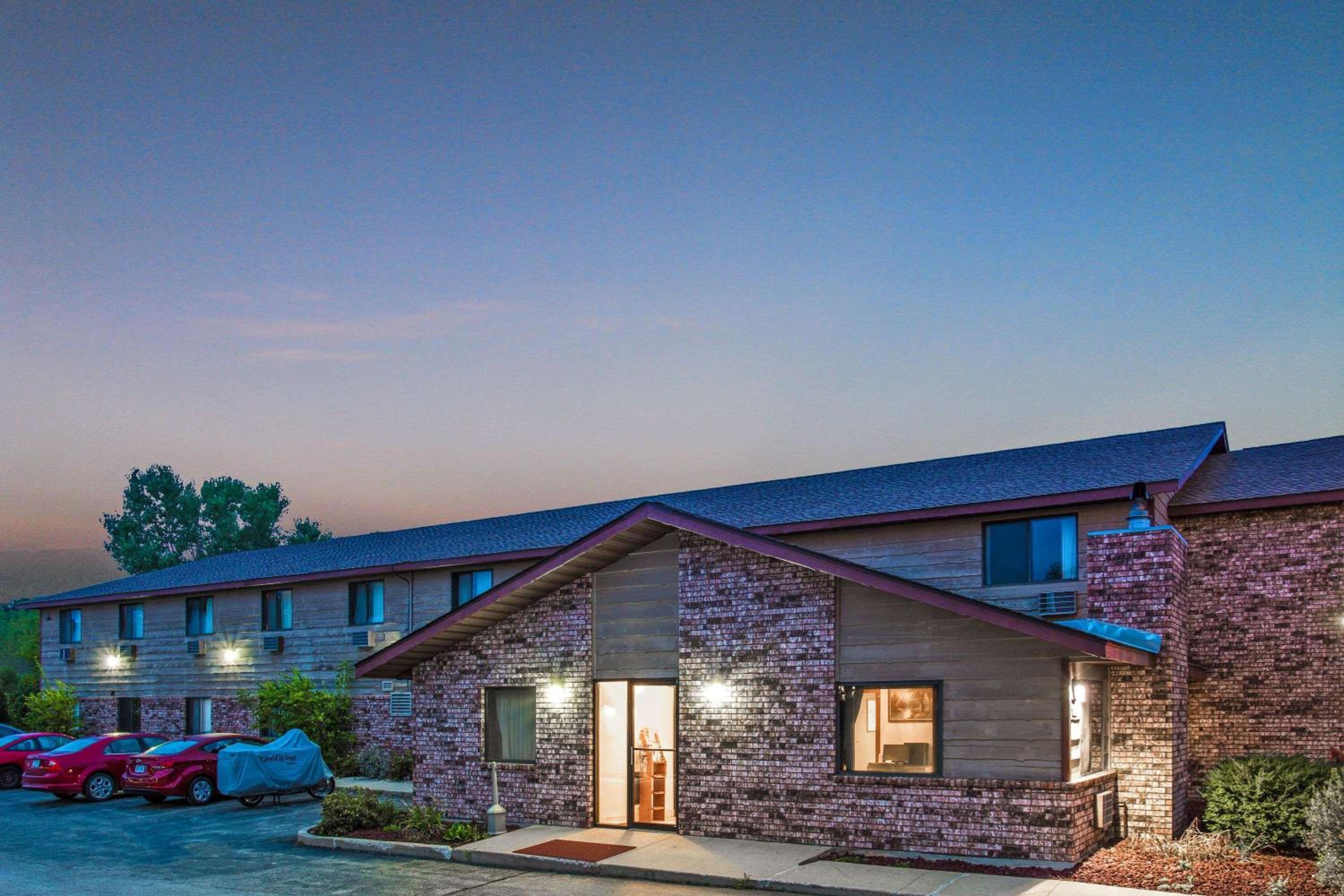 Super 8 by Wyndham Hartford WI view 2
