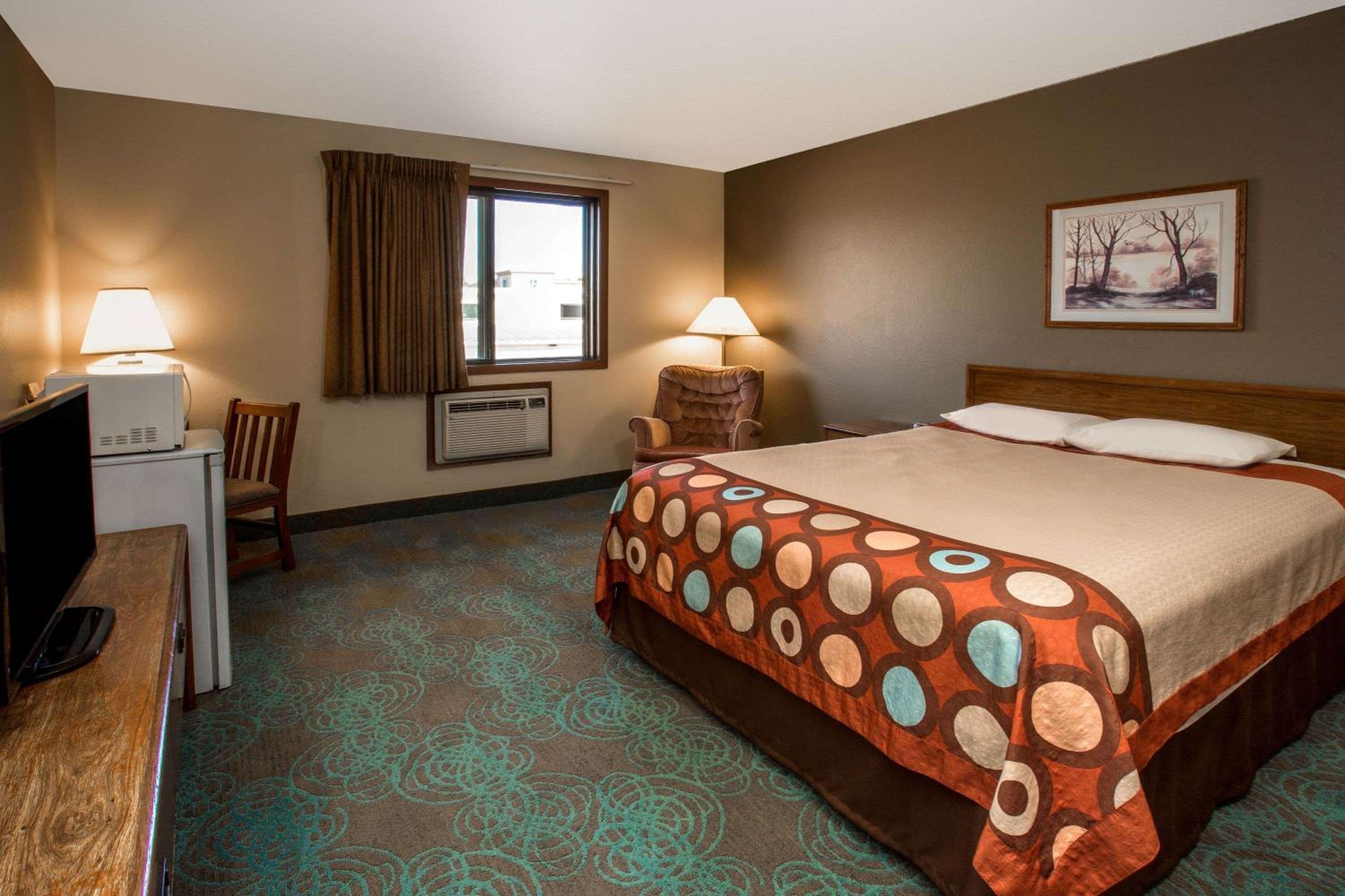 Super 8 by Wyndham Hartford WI view 4