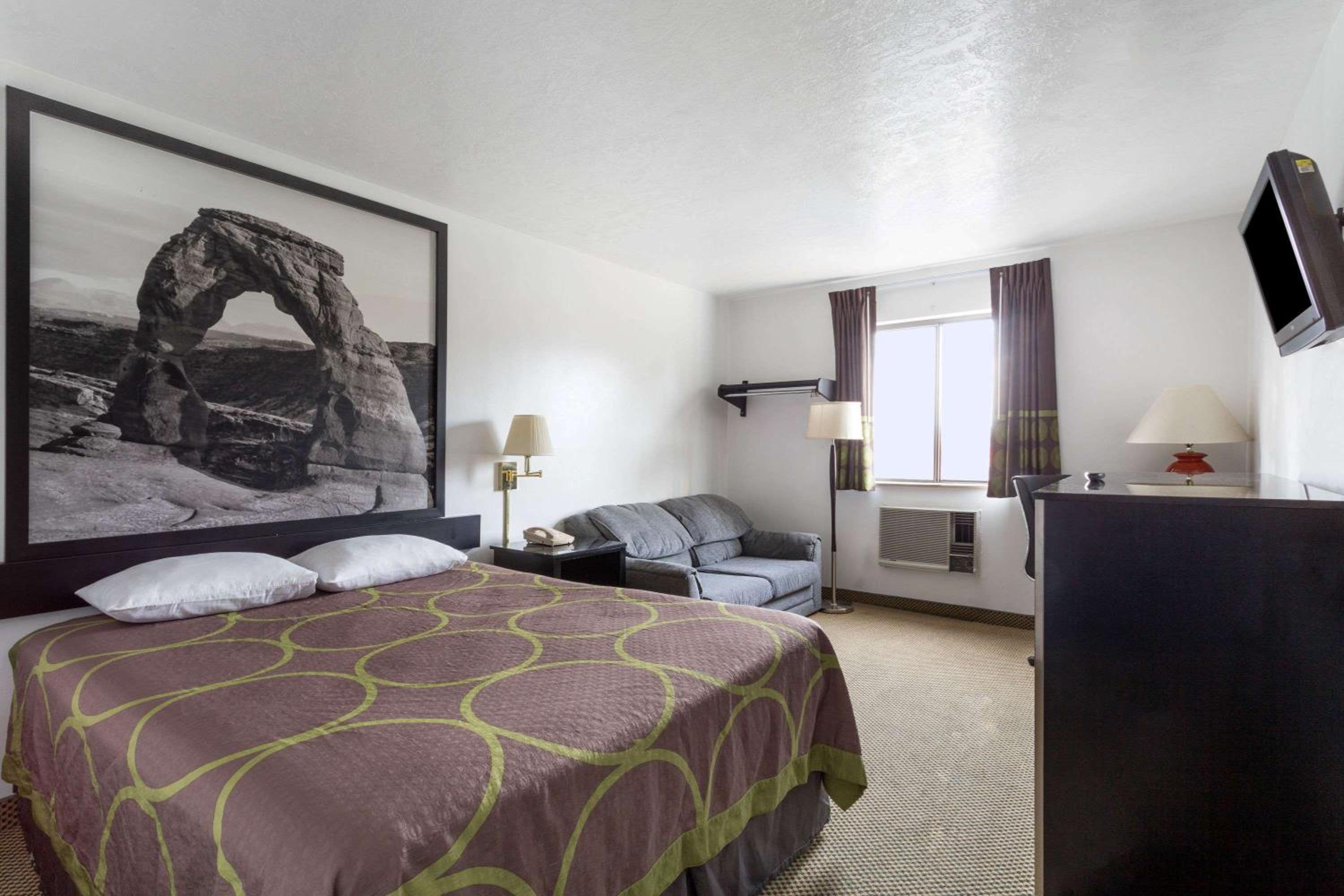 Logan Vacations - Super 8 by Wyndham Logan - Property Image 14