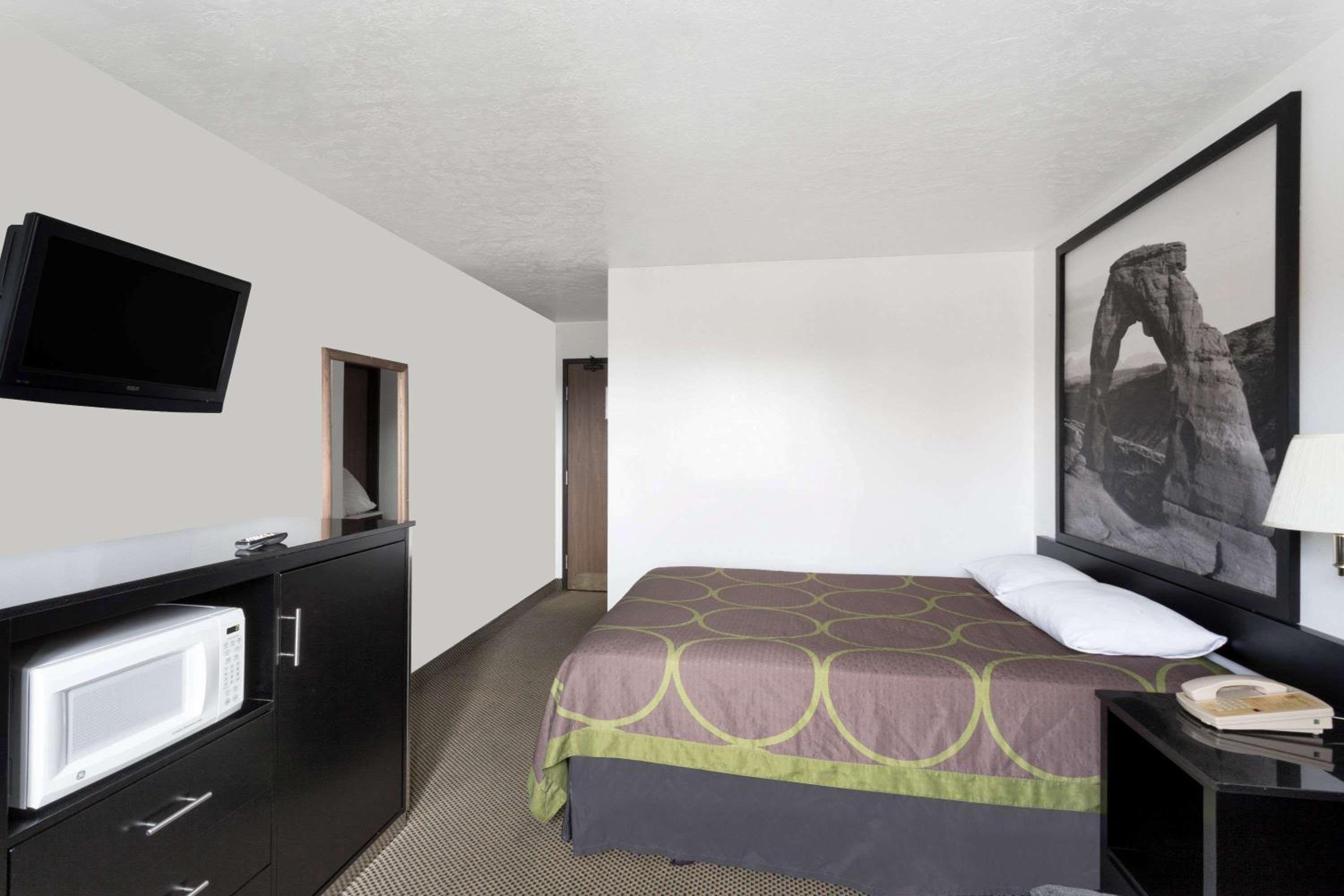 Logan Vacations - Super 8 by Wyndham Logan - Property Image 8