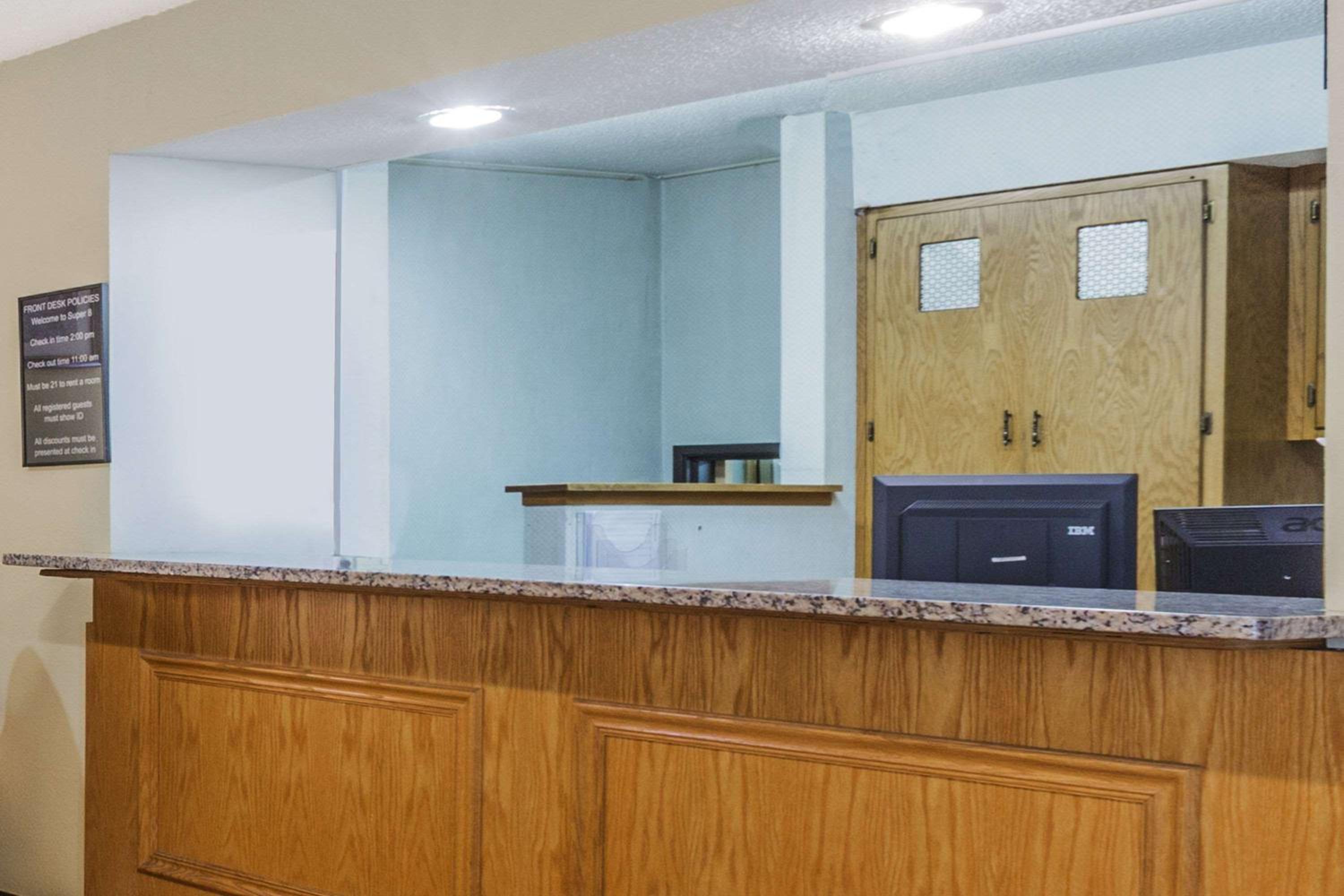 Super 8 by Wyndham East Stroudsburg - Poconos