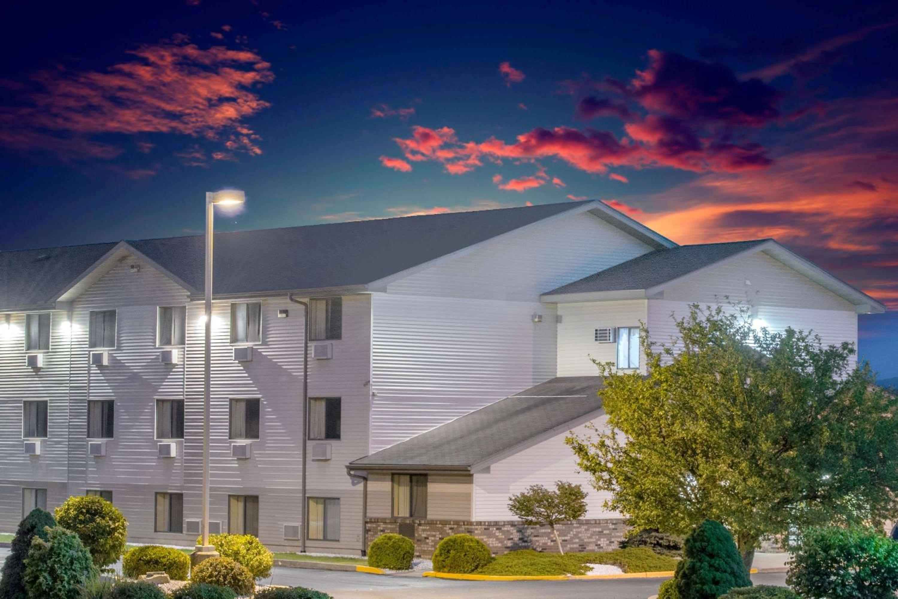 Altoona Vacations - Super 8 by Wyndham Altoona - Property Image 1