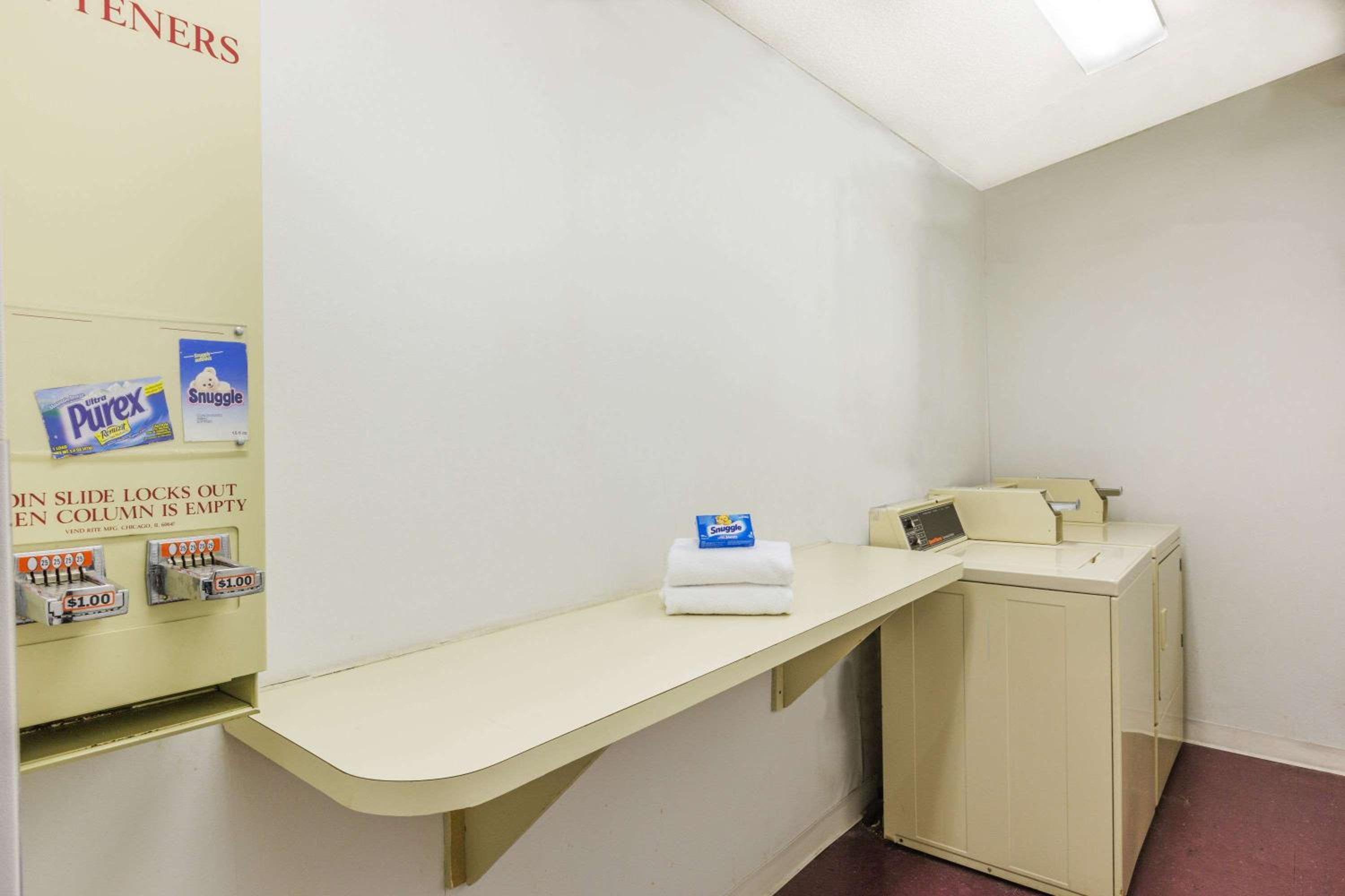 Super 8 by Wyndham East Stroudsburg - Poconos