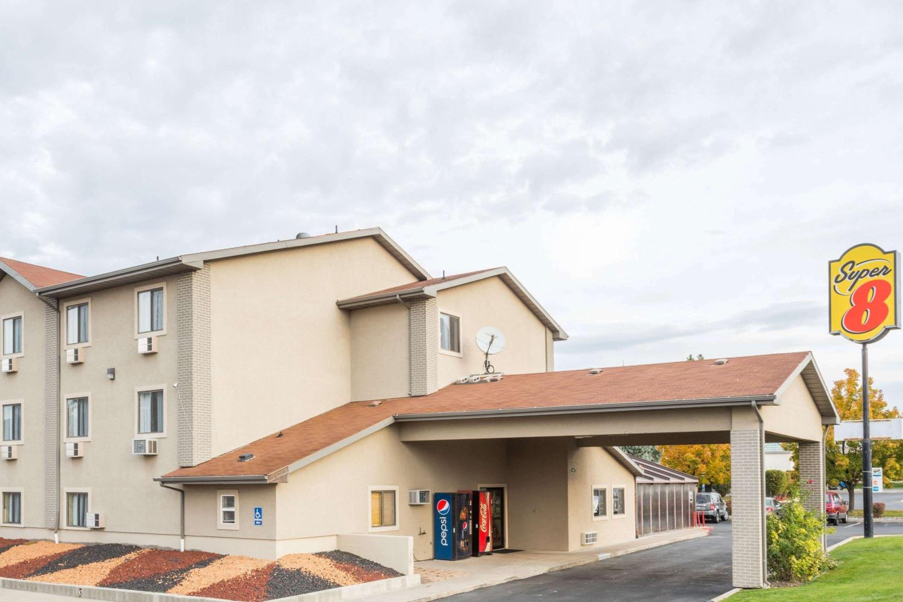 Logan Vacations - Super 8 by Wyndham Logan - Property Image 1