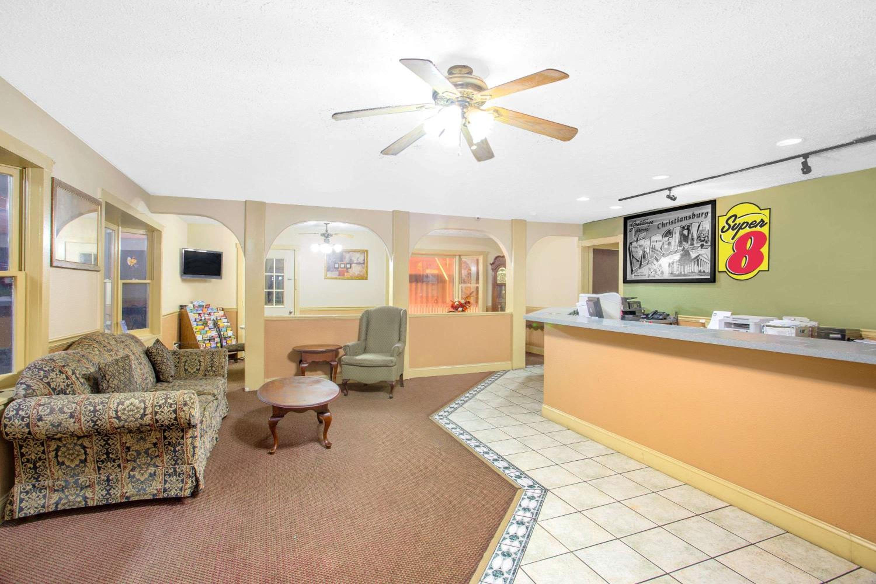 Super 8 by Wyndham Christiansburg view 2