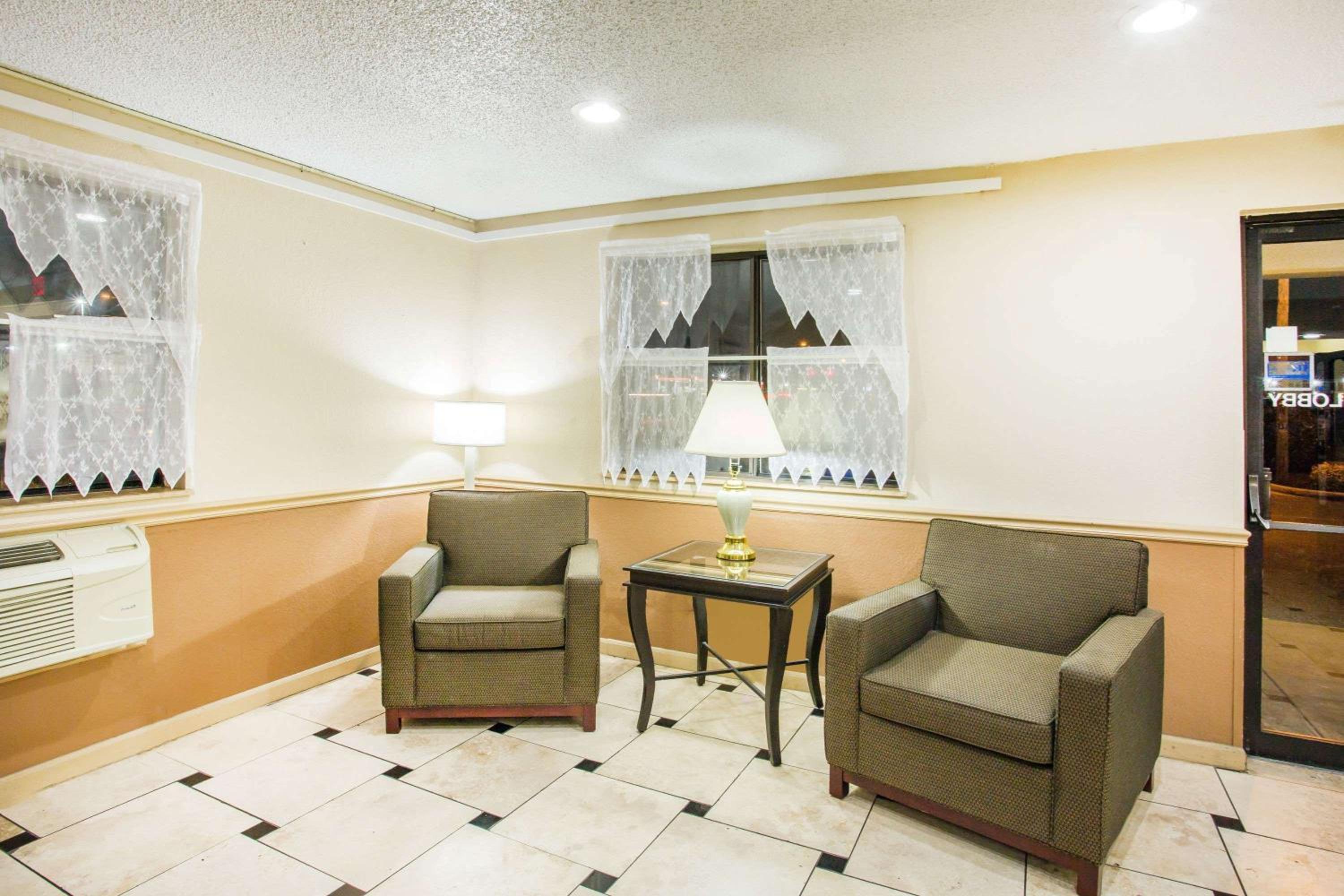 Super 8 by Wyndham Harrisonburg view 3