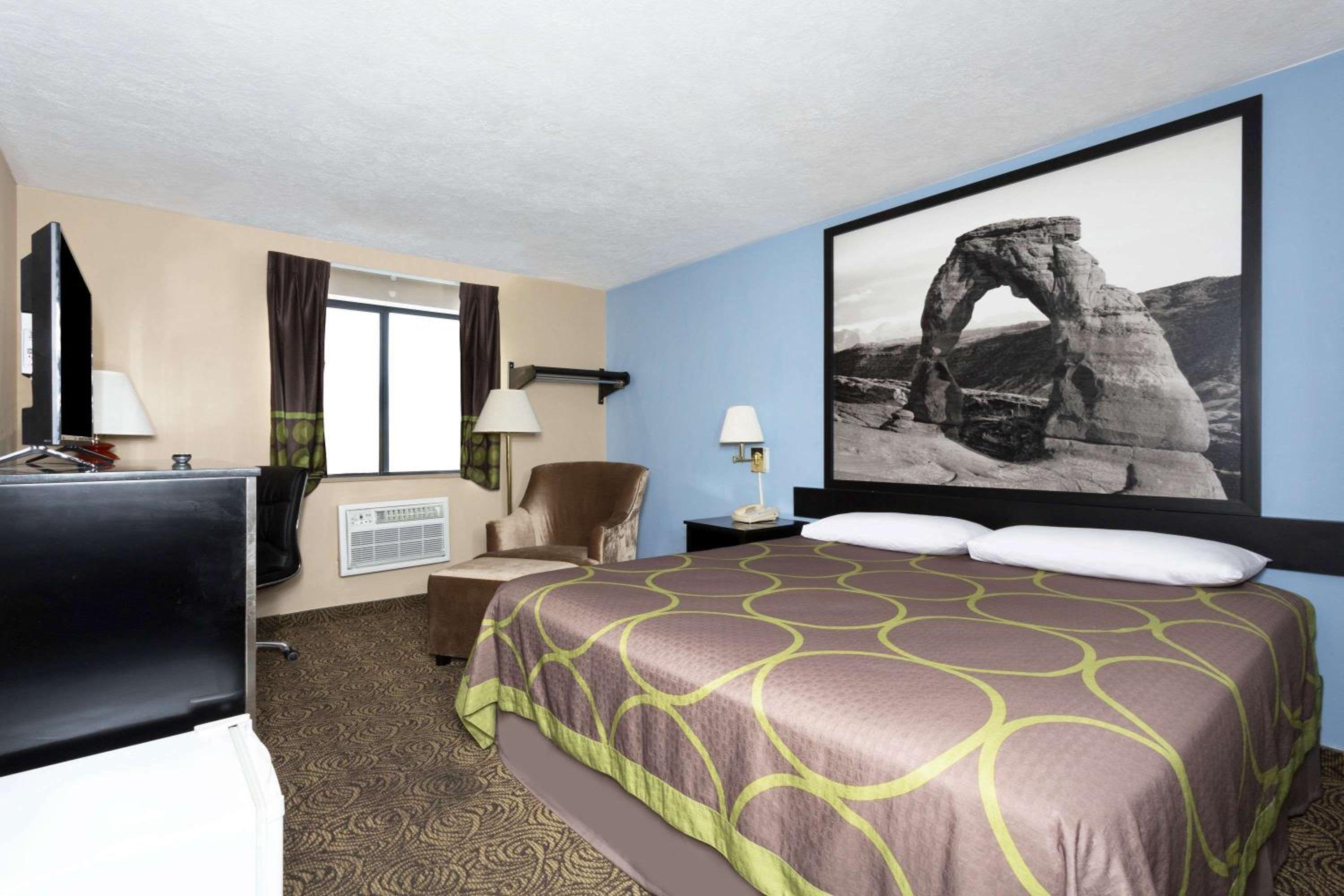Logan Vacations - Super 8 by Wyndham Logan - Property Image 9