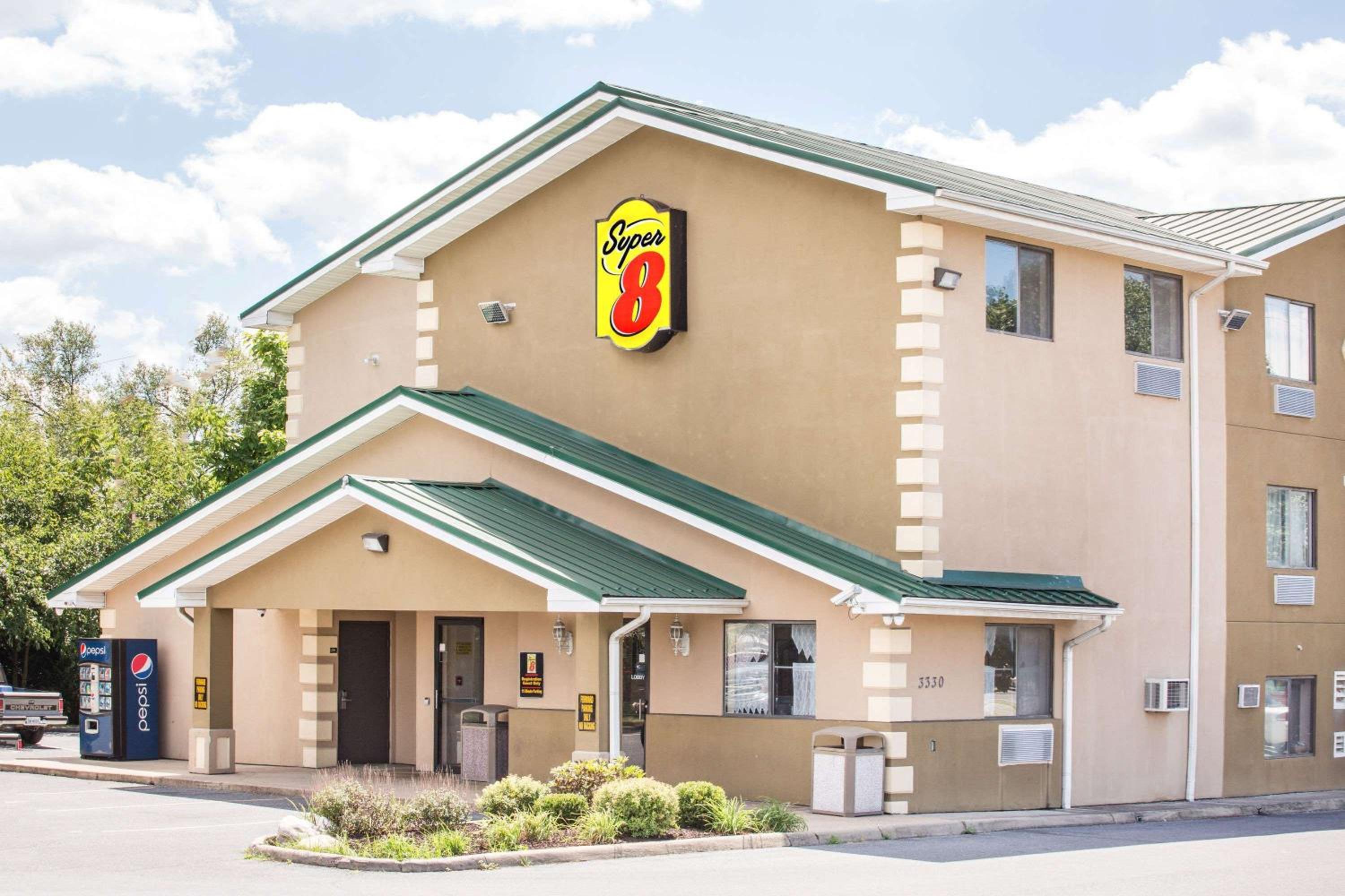 Super 8 by Wyndham Harrisonburg view 4