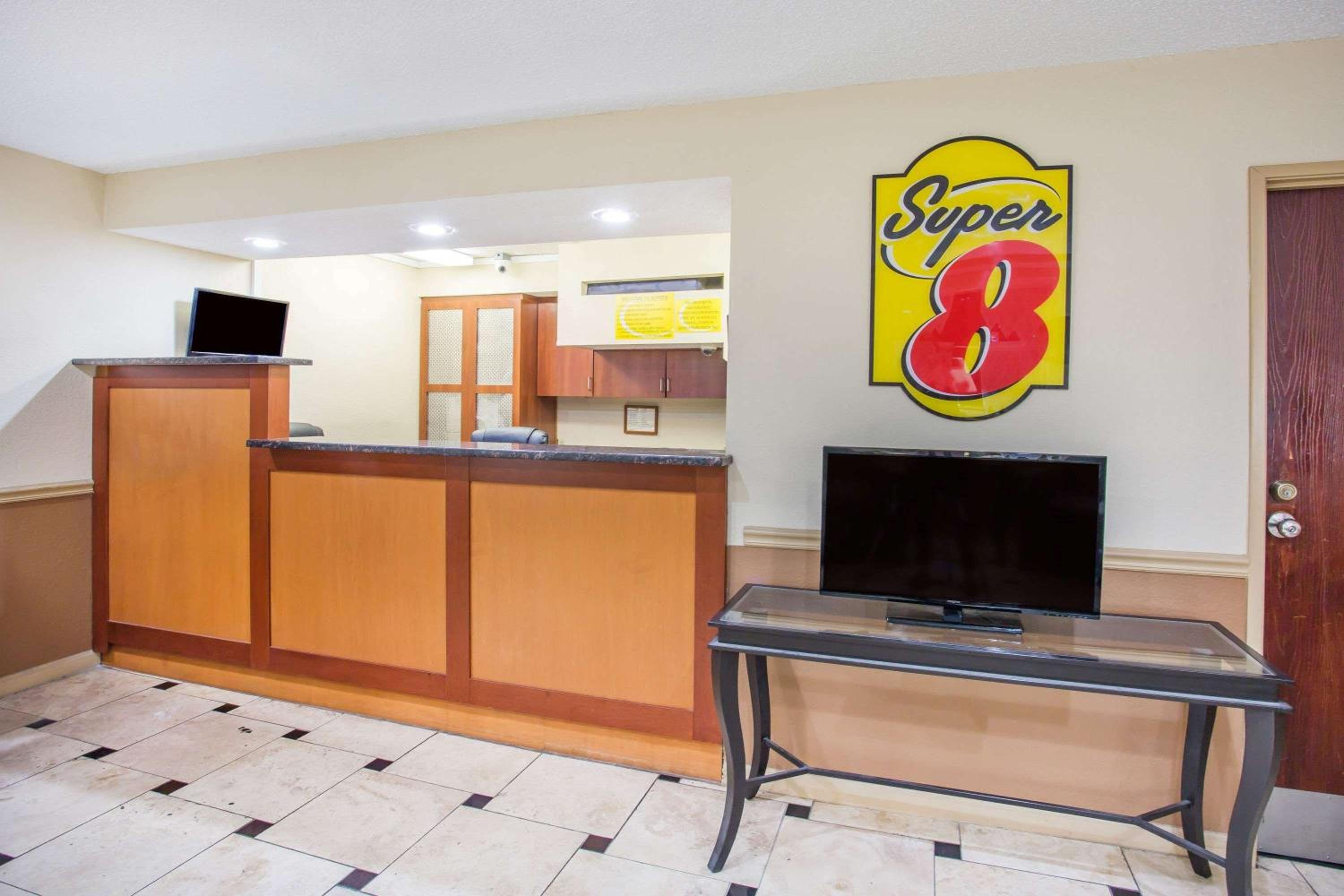Super 8 by Wyndham Harrisonburg view 2