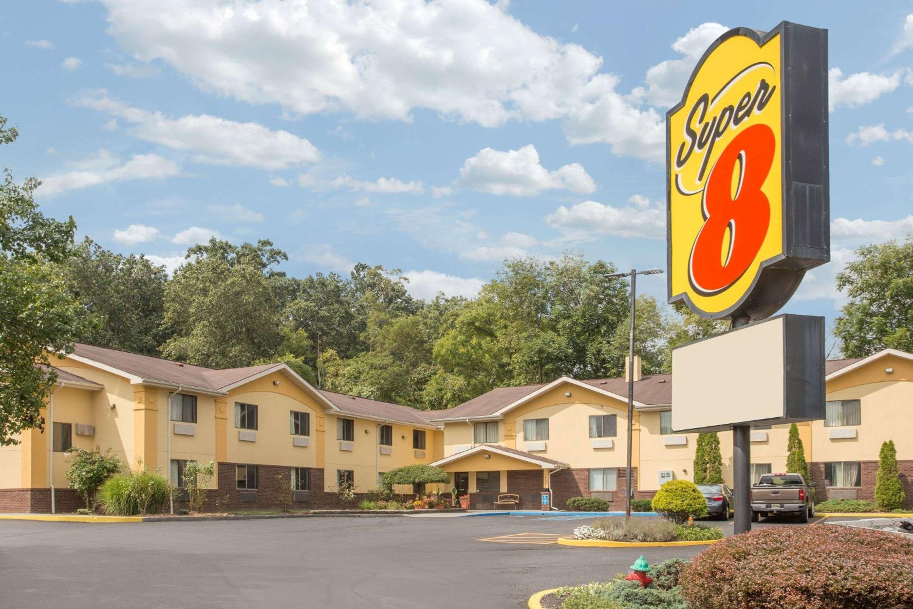 Super 8 by Wyndham Radford VA view 2