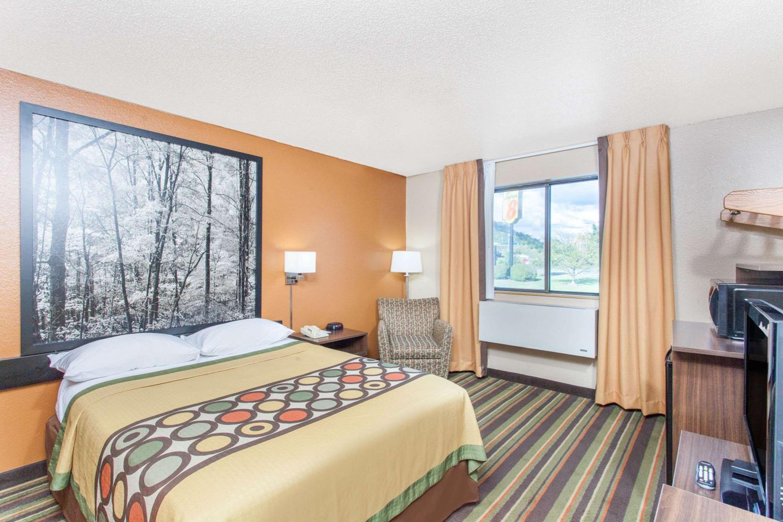 Super 8 by Wyndham Norton VA view 4