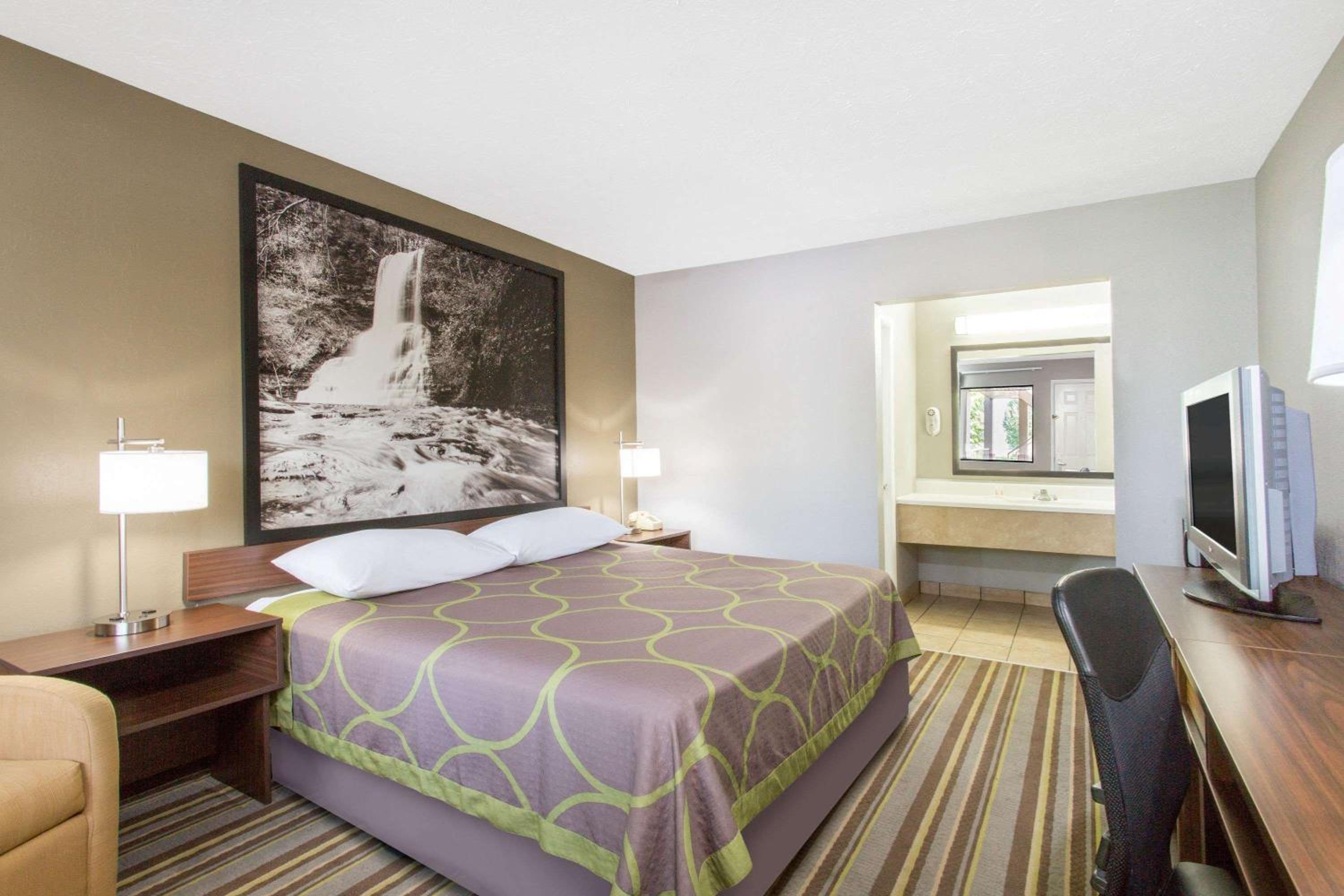 Wytheville Vacations - Super 8 by Wyndham Wytheville - Property Image 8