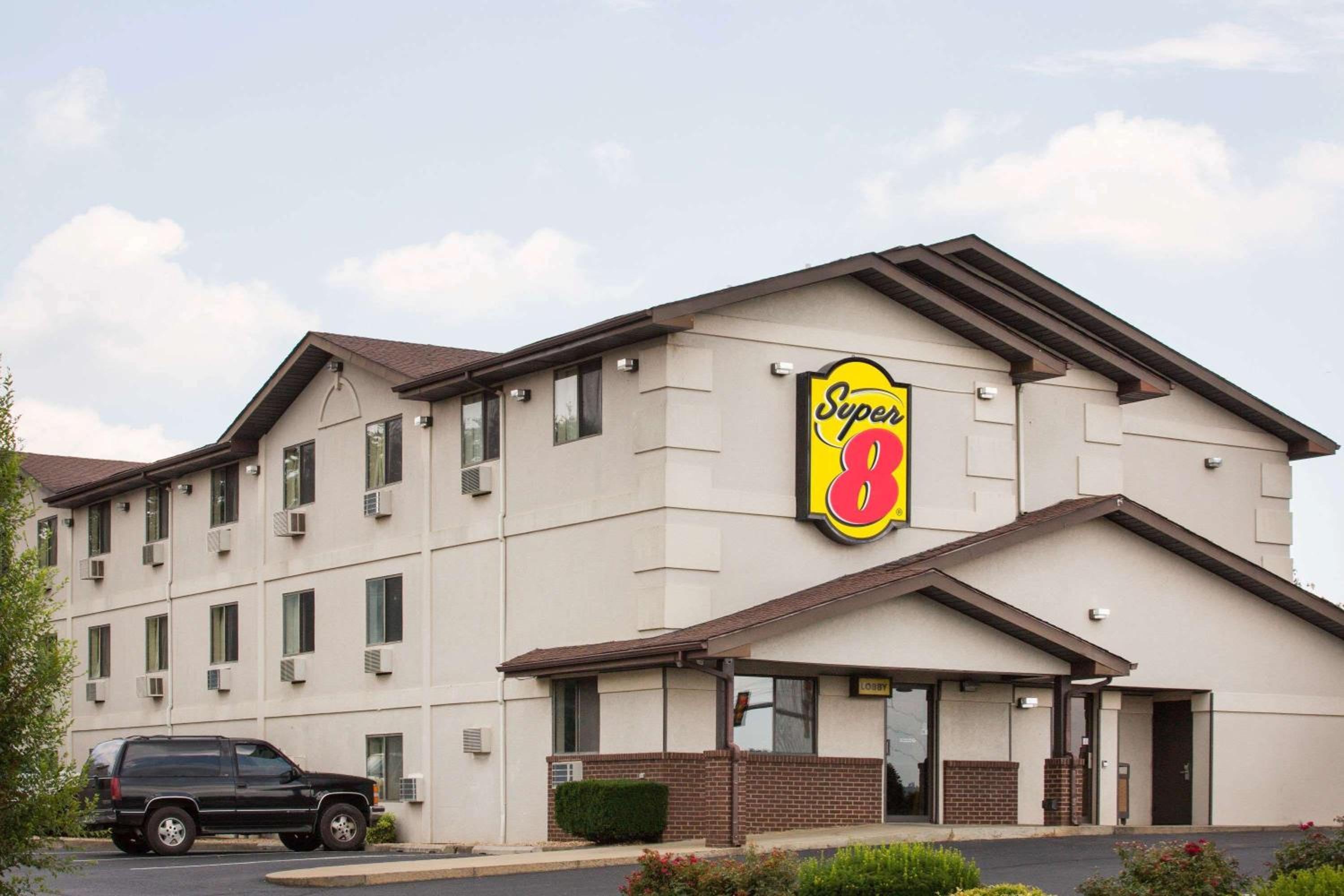 Lexington Vacations - Super 8 by Wyndham Lexington VA - Property Image 1