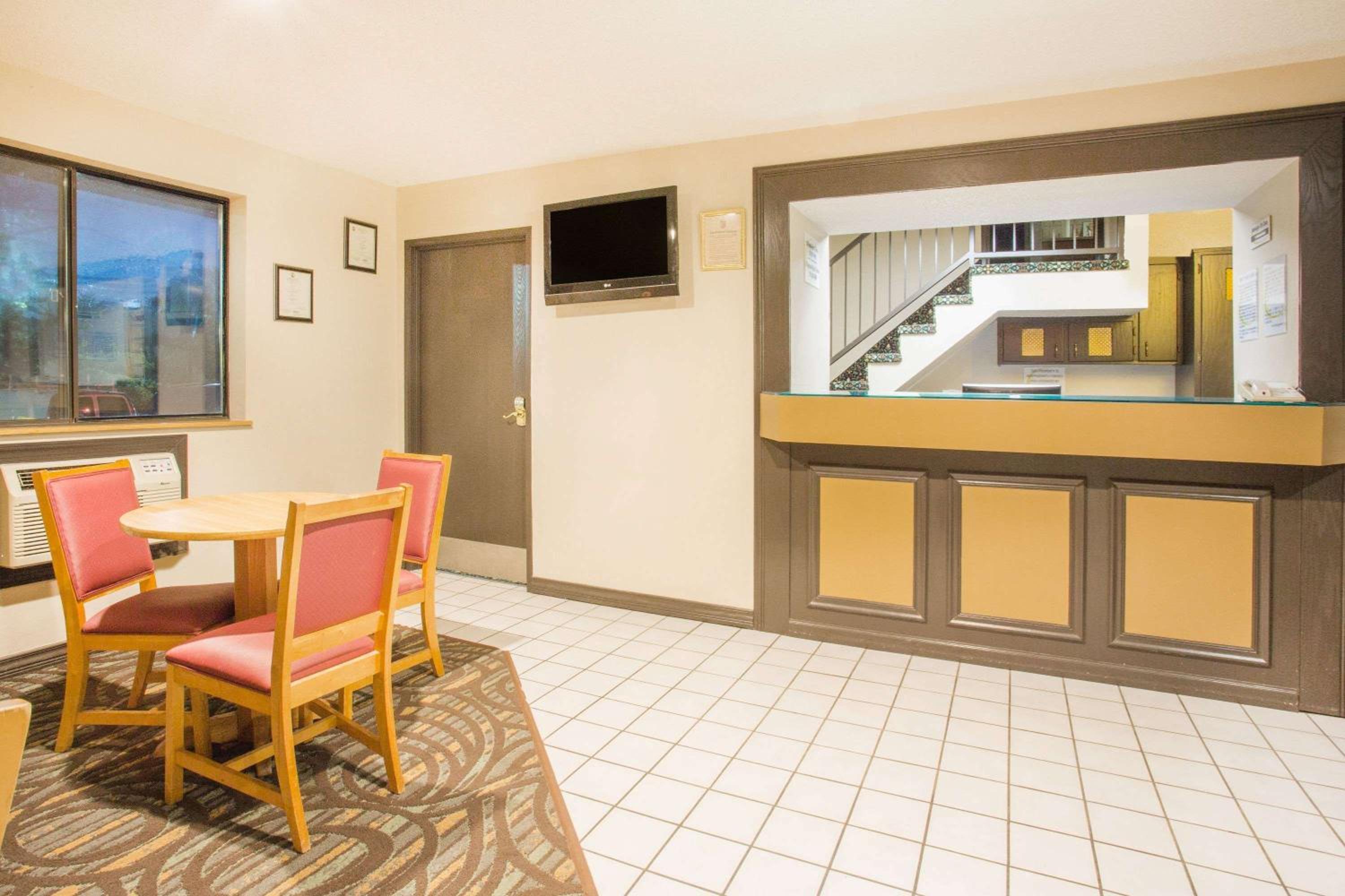 Super 8 by Wyndham Lexington VA view 2