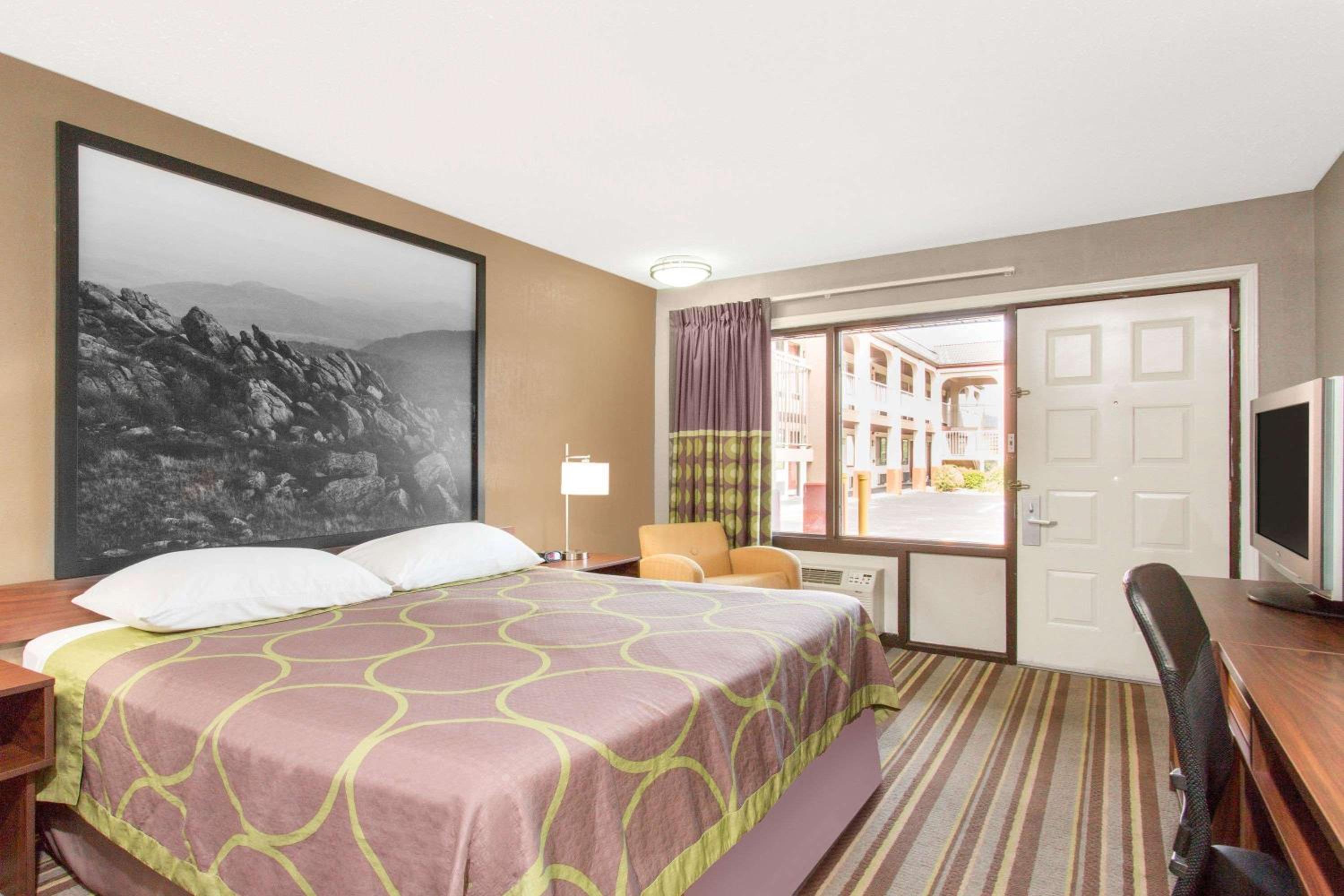 Wytheville Vacations - Super 8 by Wyndham Wytheville - Property Image 11