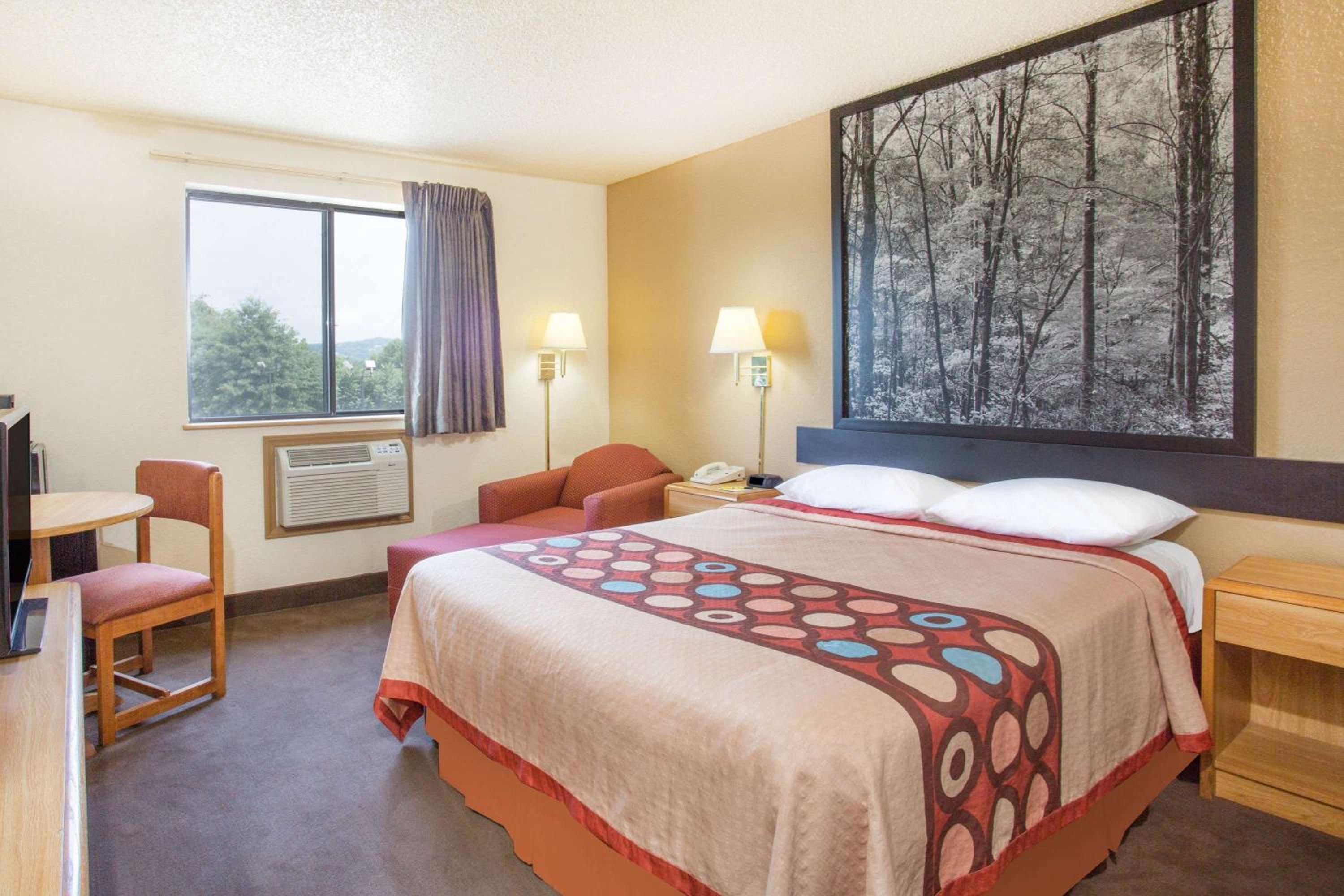Super 8 by Wyndham Lexington VA view 4