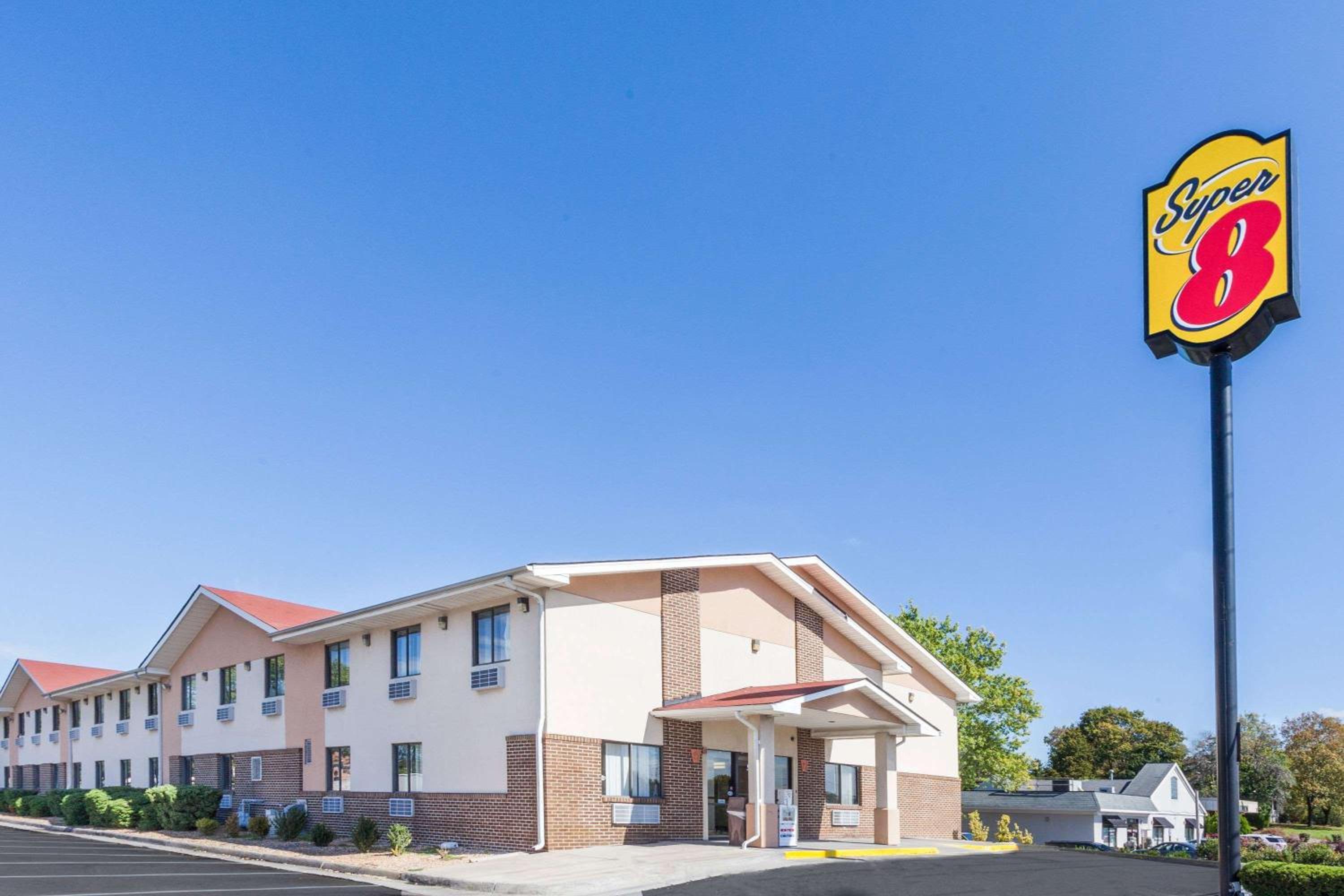 Winchester Vacations - Super 8 by Wyndham Winchester VA - Property Image 1