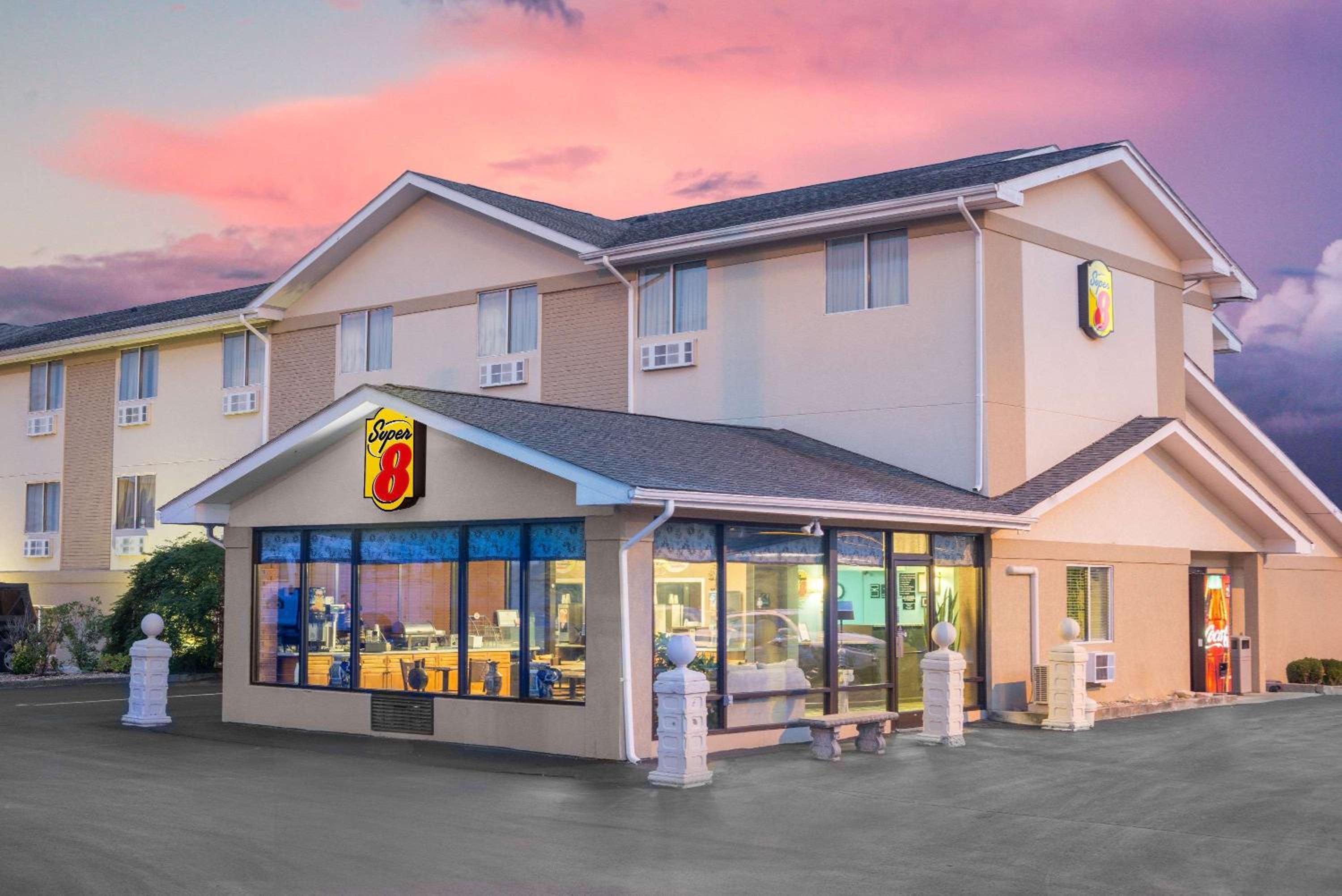 Corbin Vacations - Super 8 by Wyndham Corbin KY - Property Image 1