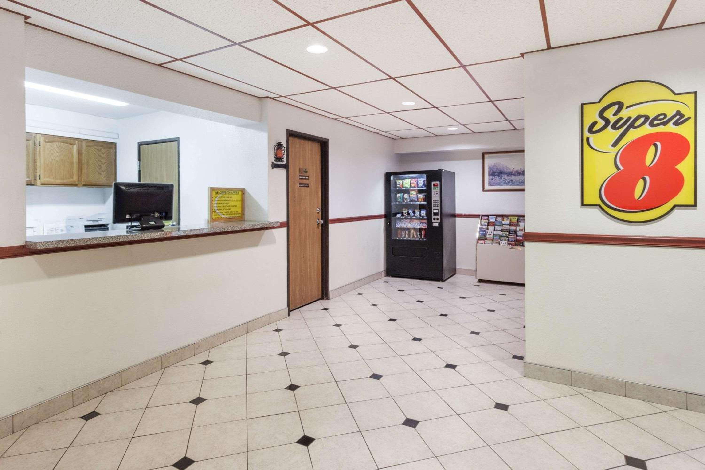 Winchester Vacations - Super 8 by Wyndham Winchester VA - Property Image 30