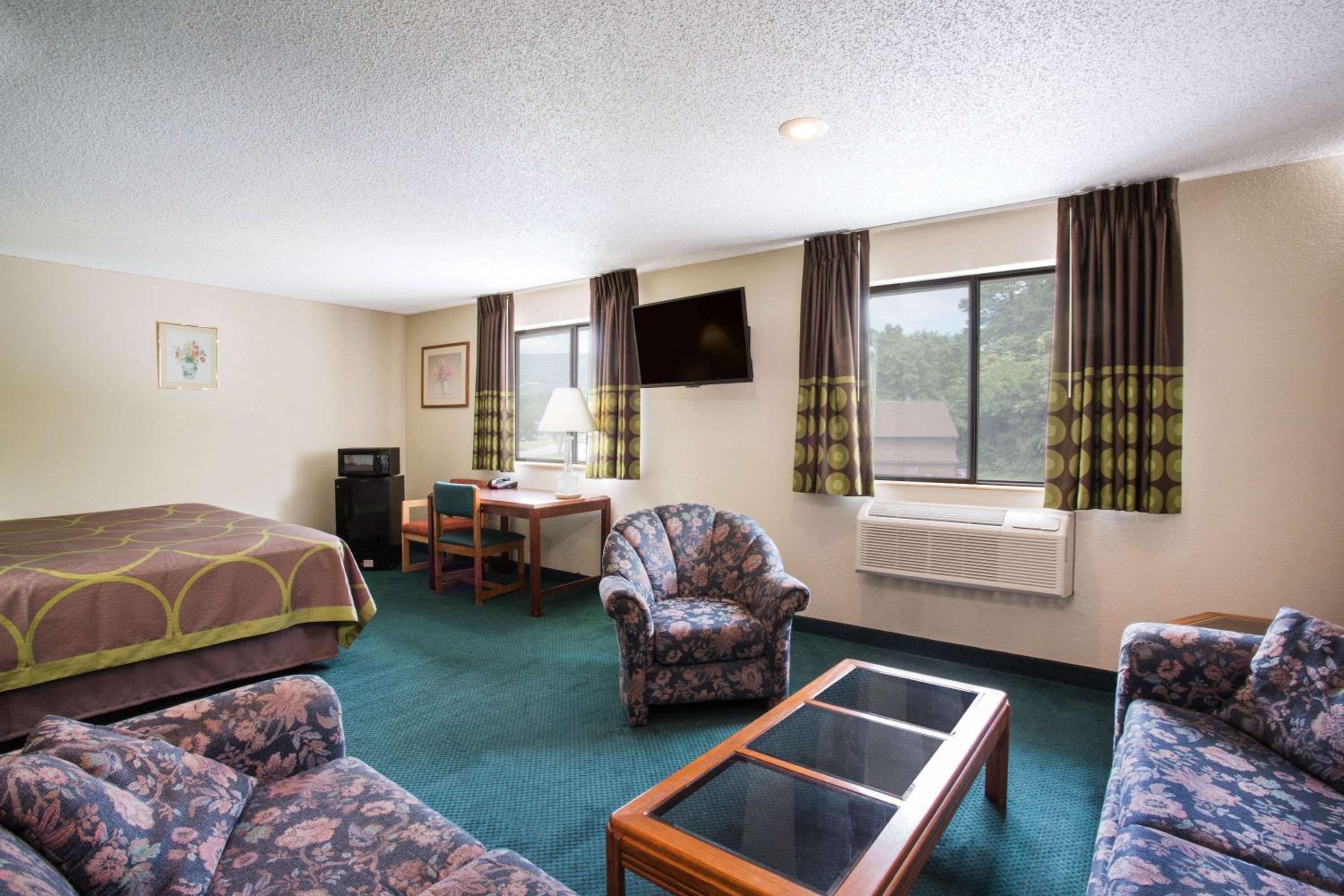 Super 8 by Wyndham Salem VA view 4